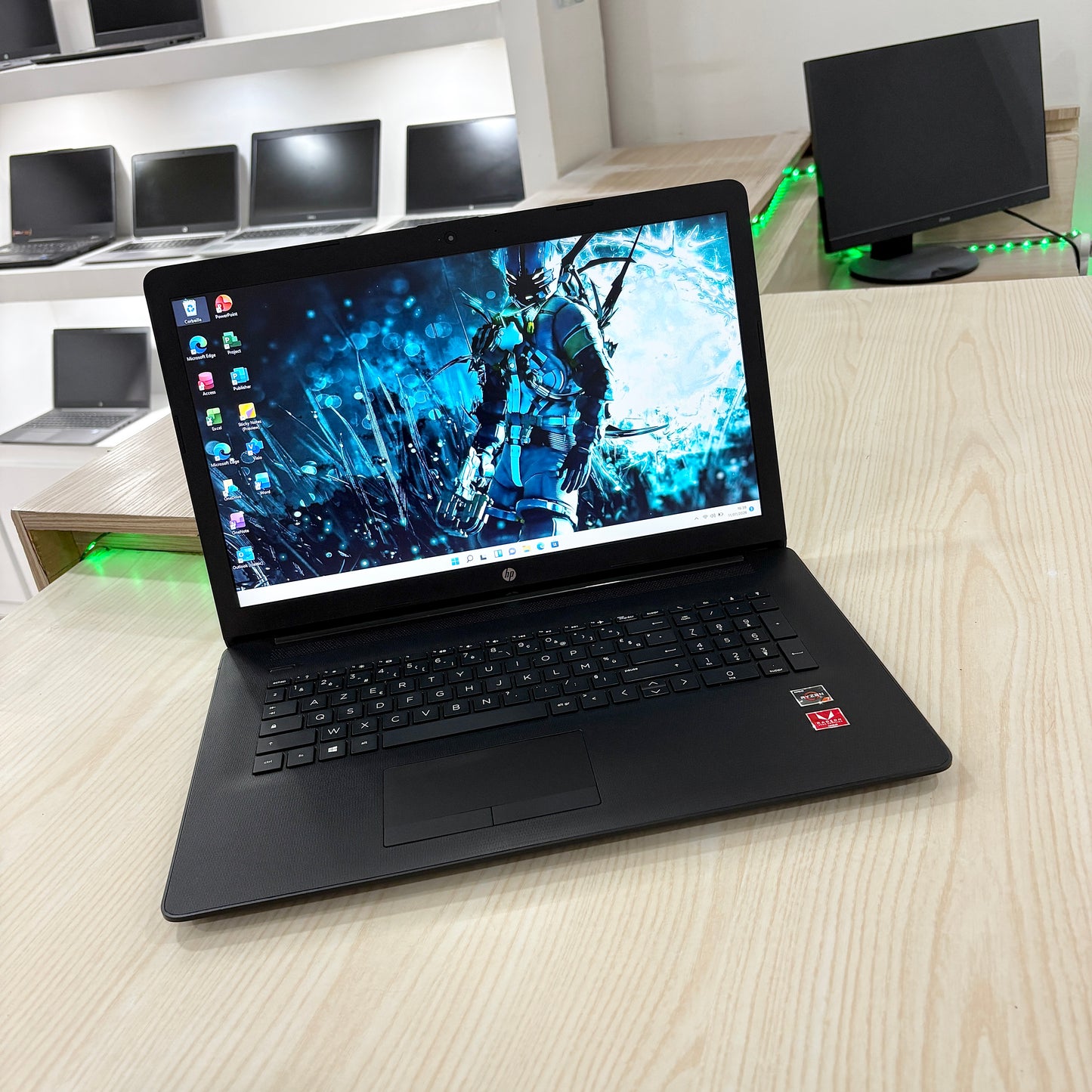 Hp Laptop 17-ca1xxx
 - Amd Ryzen 7 3700U (core i7-8ème génération)- 256Go SSD - 08Go DDR4 - 17" FHD