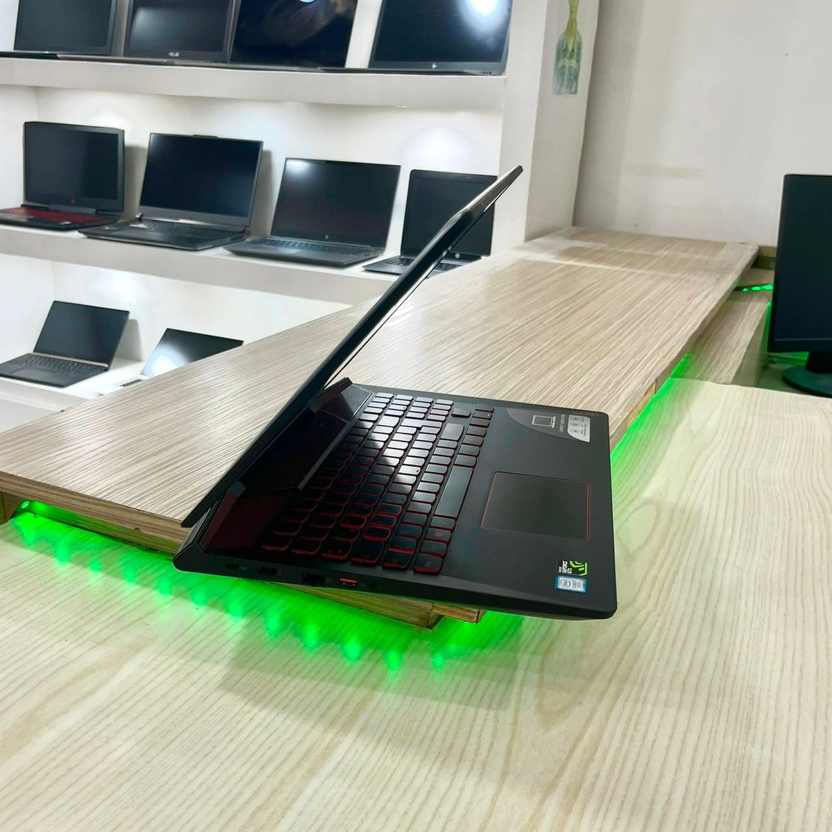 Lenovo Legion Y720 – i7 7ème génération / Nvidia GeForce GTX 1060 6Go dédiée/ 16Go RAM / 512Go SSD / ecran 15,6" FHD