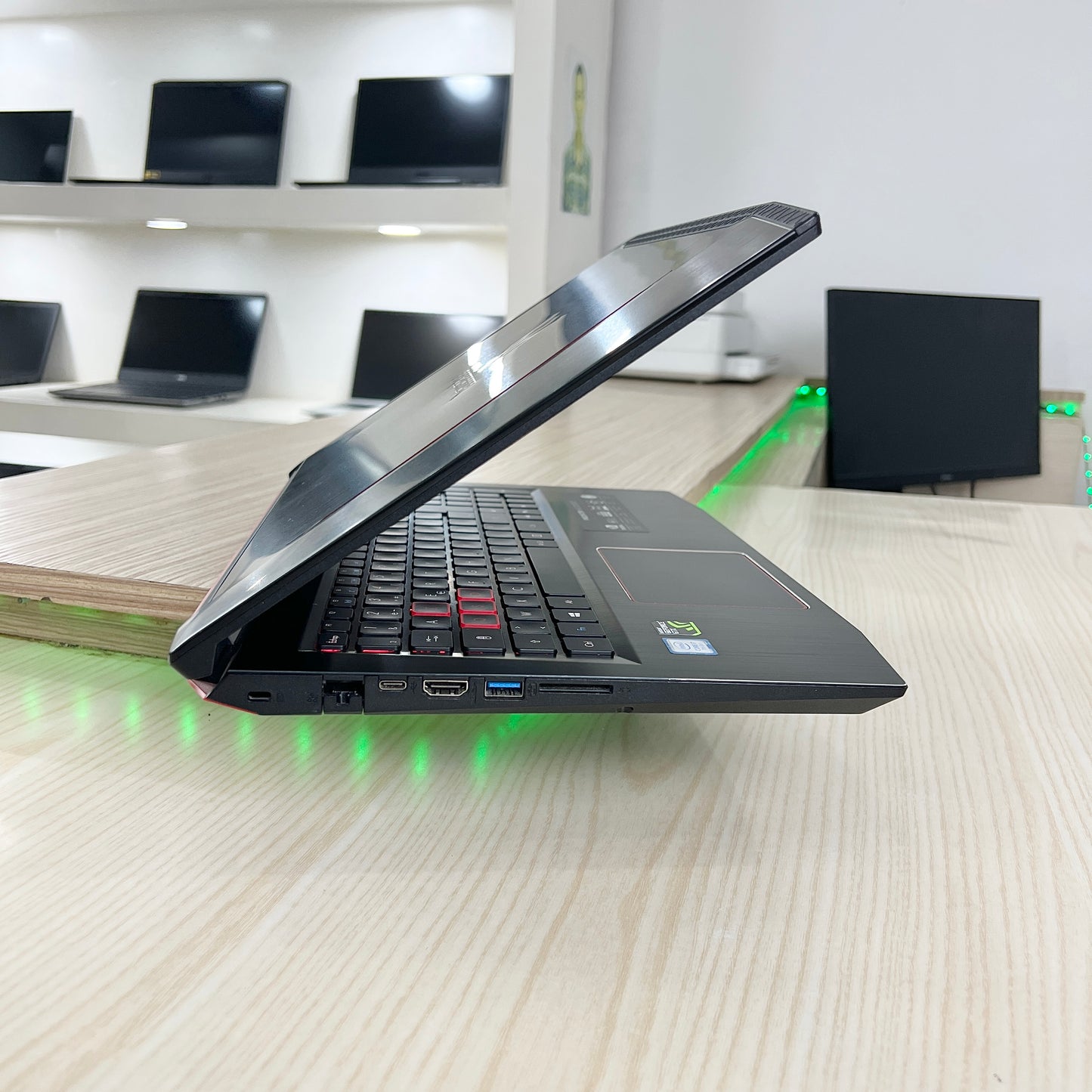 Gamer Acer Predator G3-572
 -  Core i7-7ème Génération - GTX 1060 6Go dédiée - 16Go DDR4 - 256Go SSD & 1 Téra HDD - 15,6" 144Hz
