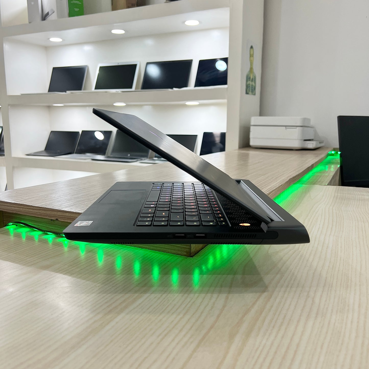 Gamer Alienware M15 R7 - Amd ryzen 7 6800H (Core i7-12ème Génération) - RTX 3060 6Go dédiée - 32Go DDR4 - 2 Téra SSD - 15,6" 240Hz