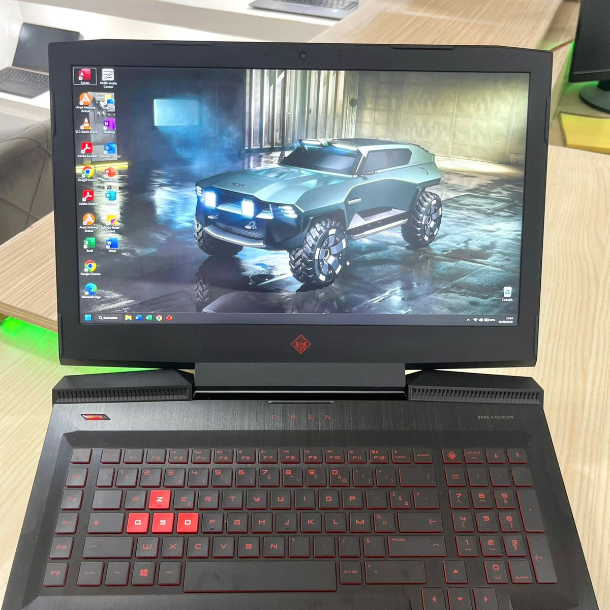 Gamer HP OMEN 17-an0xx - Core i7-7ème génération - NVIDIA GeForce GTX 1070 8Go dédiée - 16Go DDR4 - 256Go SSD & 1 Téra HDD - 17" FHD