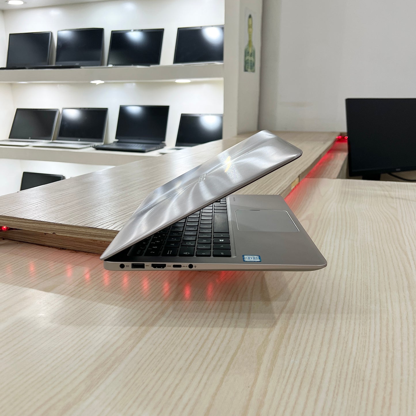 Asus UX310UAK-  Core i7-7ème Génération - 08Go DDR4 - 256Go SSD - 13,3" FHD