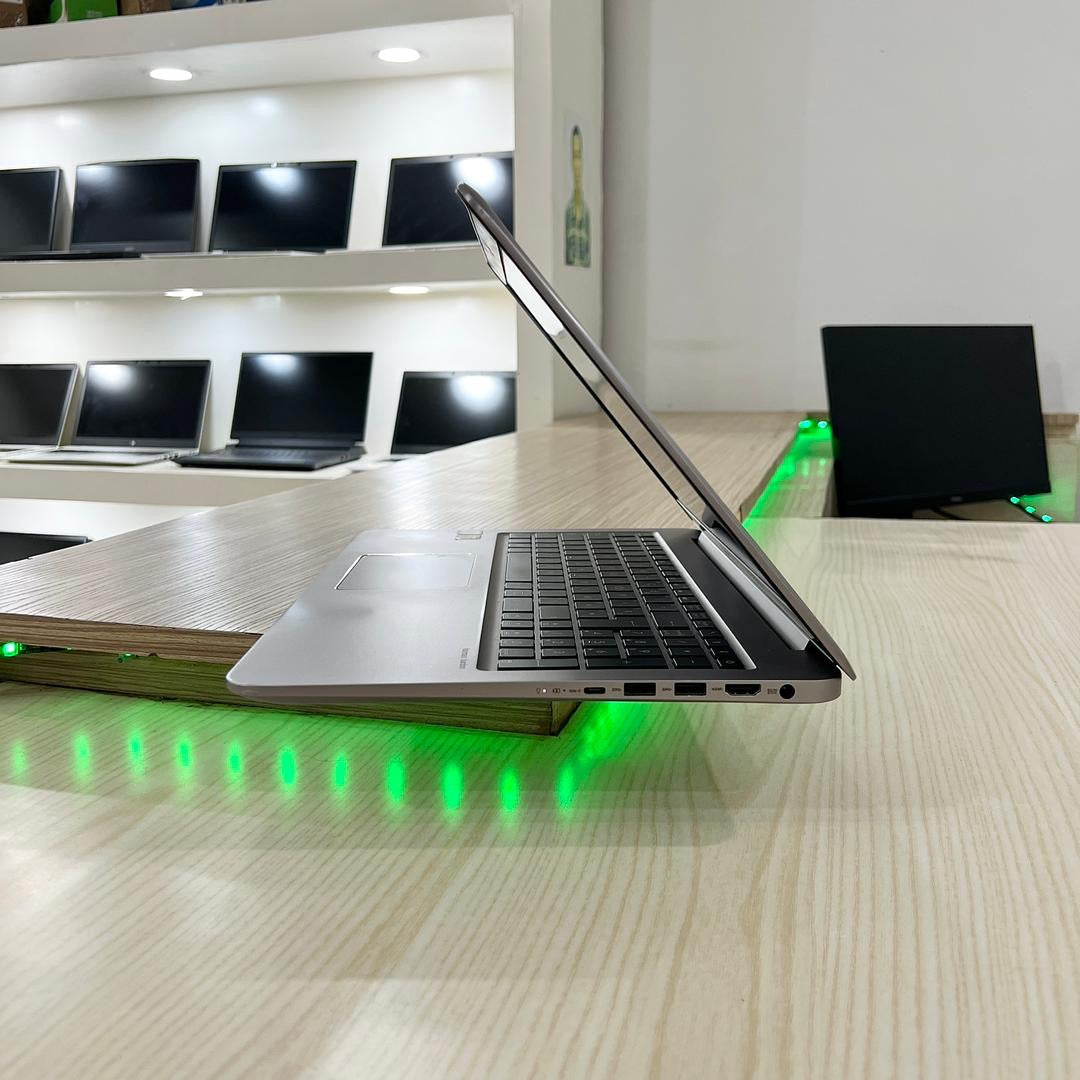 Mini Gamer asus UX510UXK-  Core i7-7ème Génération - GeForce MX950 2Go dédiée - 08Go DDR4 - 128Go SSD & 1 Téra HDD - 15,6" FHD