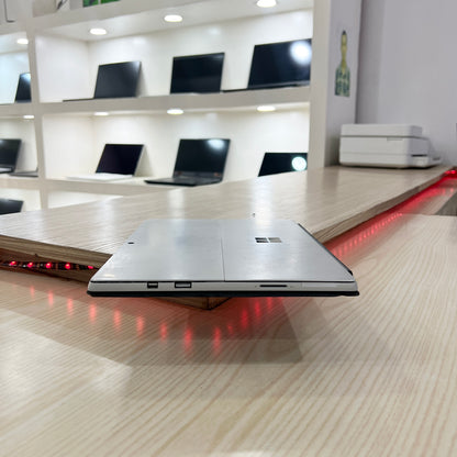 Microsoft Surface Pro - core i5-7ème - 08Go DDR4 - 256Go SSD - 13,3" QHD+ tactile et détachable
