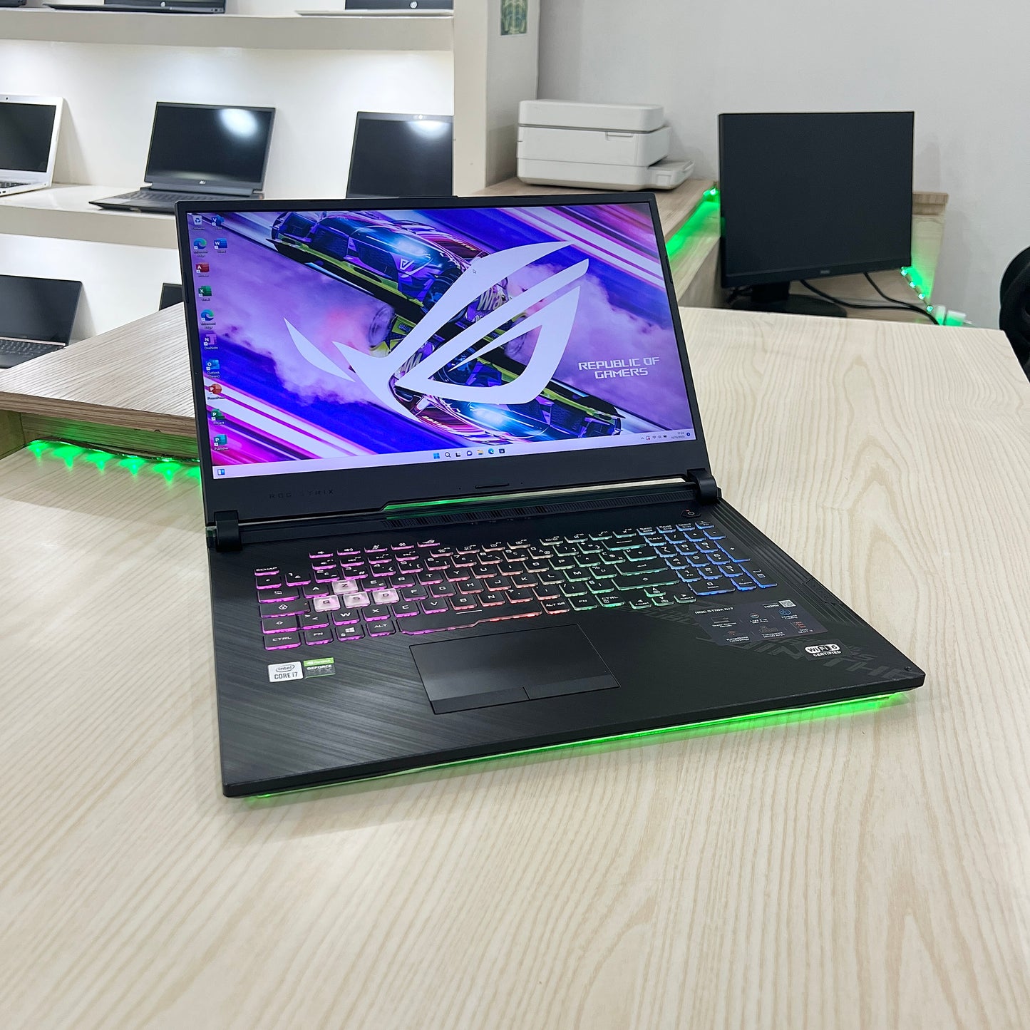 Asus Rog Strix G712LW - Core i7 10ème Génération , RTX 2070 8Go dédiée, 16Go DDR4, 512Go SSD, 17" 144Hz