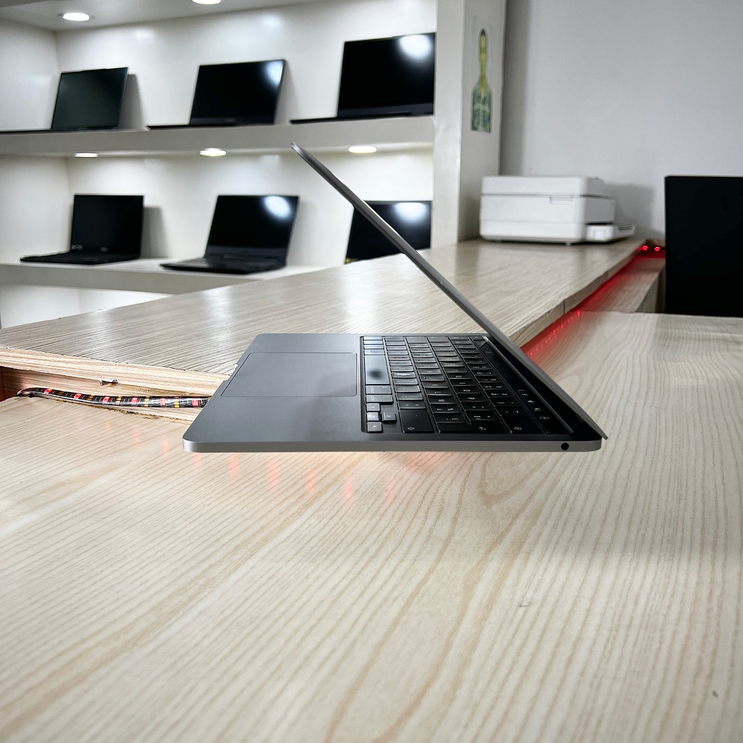 MacBook Pro année 2020 avec Touchbar - Core i5 - 08Go DDR3- 250Go SSD - 13,3" 2K 500 nits + True Tone