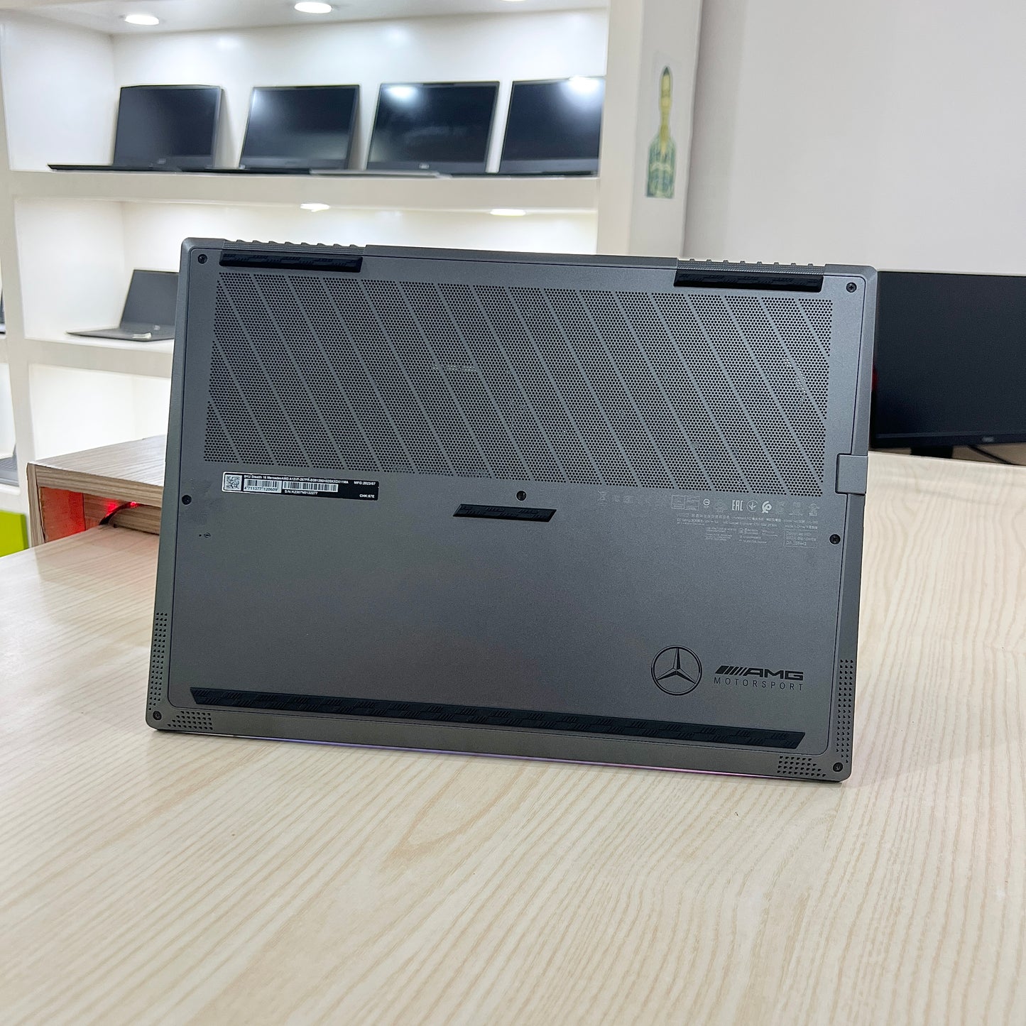 Gamer MSI Stealth 16 MercedesAMG A13VF -  Core i9-13ème Génération - RTX 4060 8Go dédiée - 32Go DDR5 - 2 Téra SSD - 16" OLED 4K