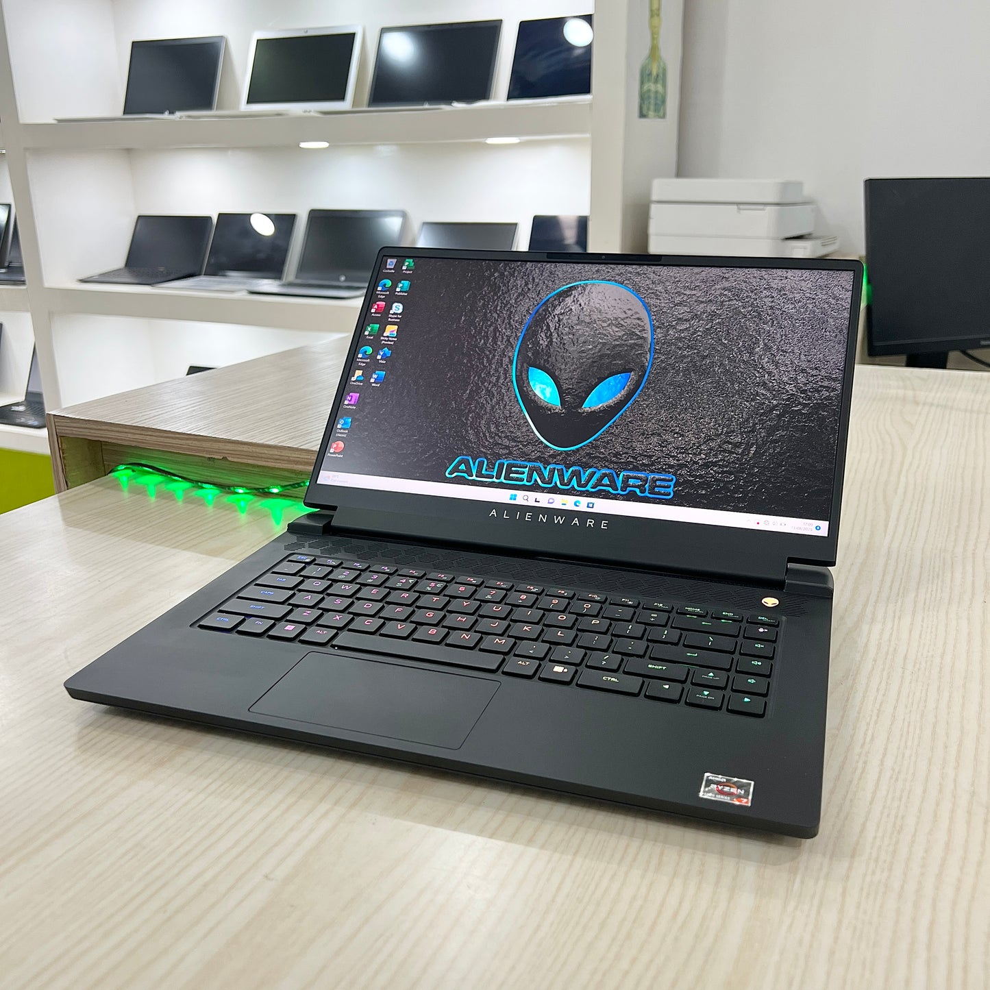 Gamer Alienware M15 R7 - Amd ryzen 7 6800H (Core i7-12ème Génération) - RTX 3060 6Go dédiée - 32Go DDR4 - 2 Téra SSD - 15,6" 240Hz