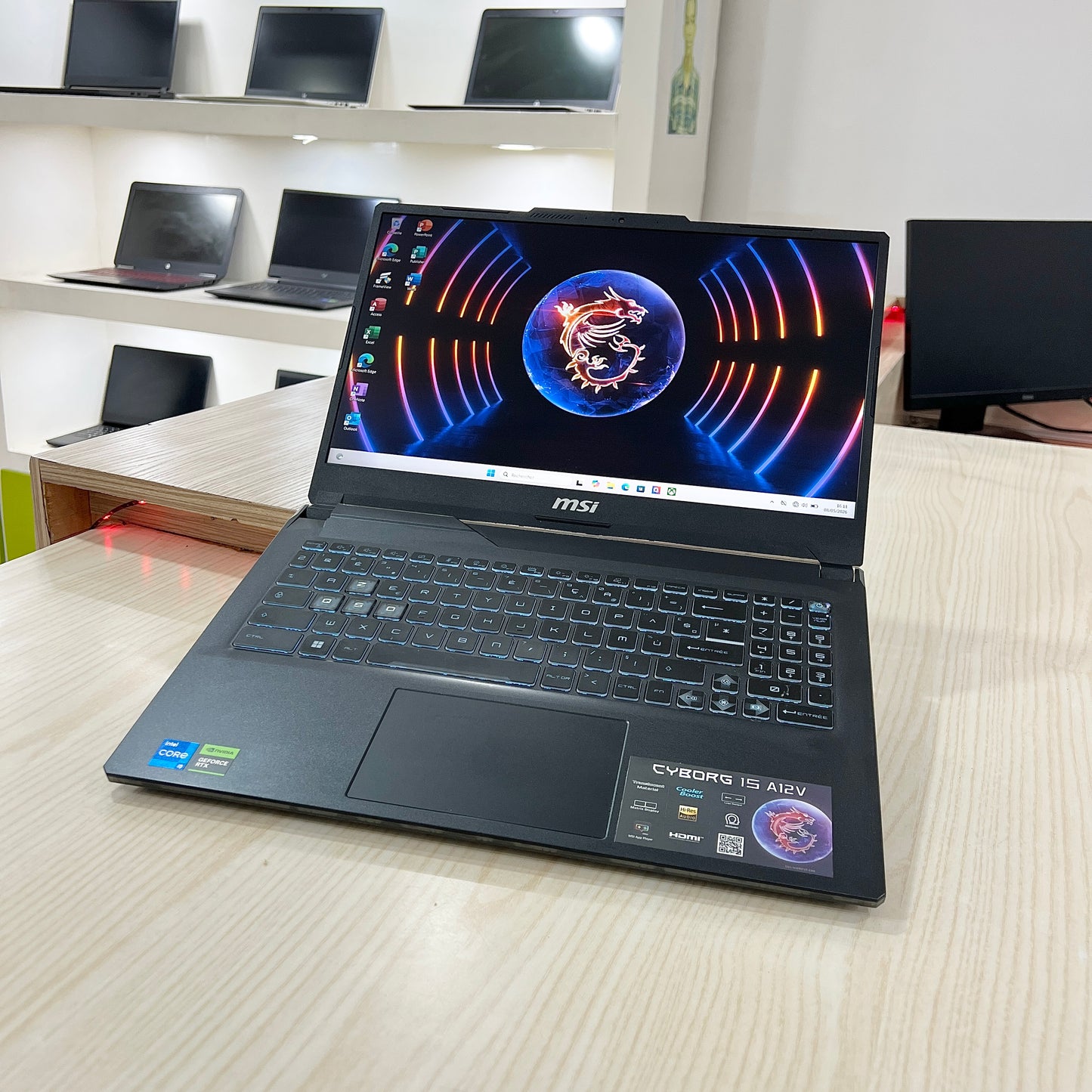Gamer MSI Cyborg 15 A12VF
-  Core i5-12ème Génération - RTX 4060 8Go dédiée - 16Go DDR5 - 512Go SSD - 15,6"FHD 144Hz