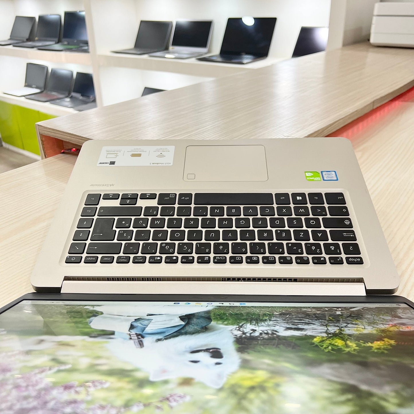 Mini Gamer asus UX510UNR-  Core i5-8ème Génération - GeForce MX150 2Go dédiée - 12Go DDR4 - 128Go SSD & 1 Téra HDD - 15,6" FHD