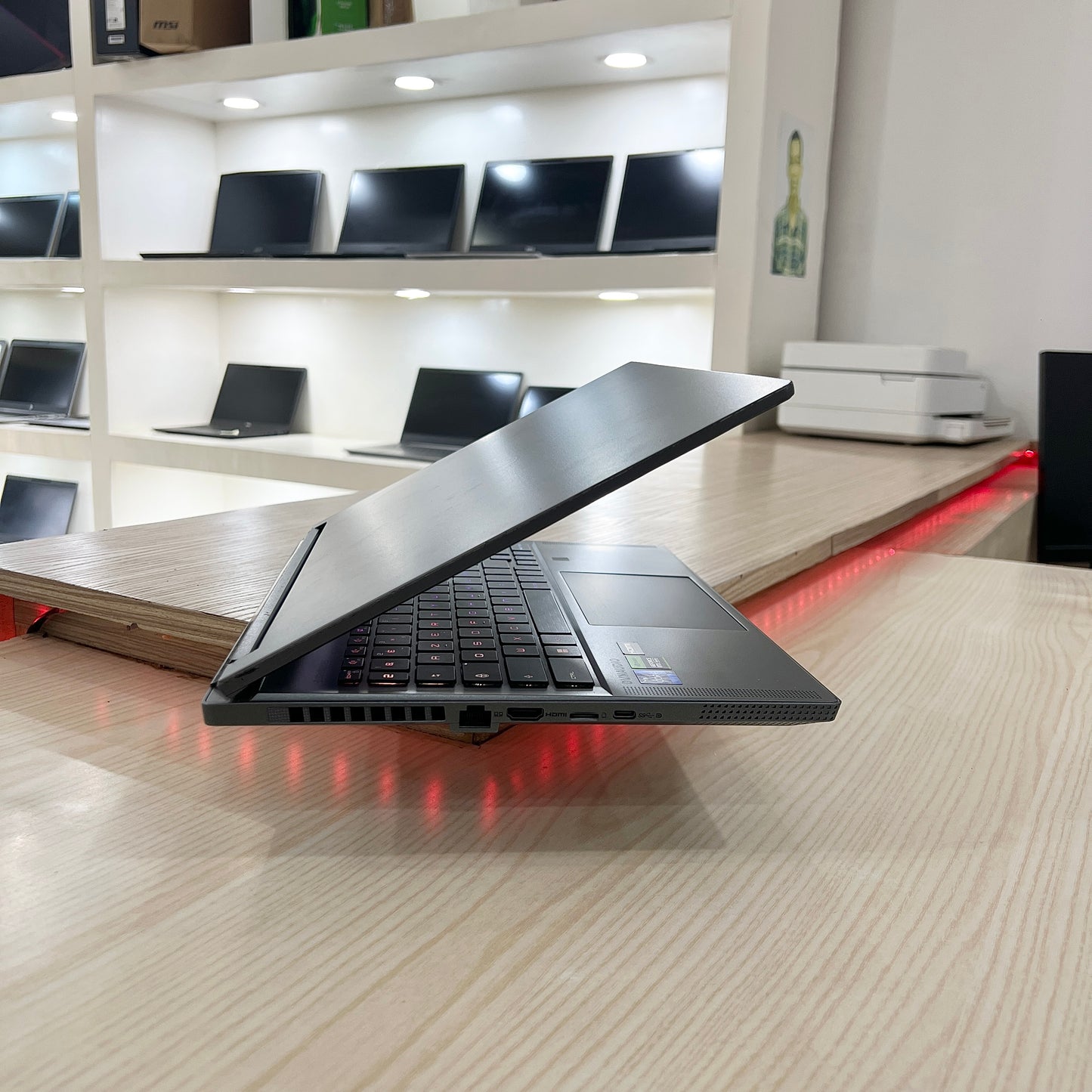 Gamer MSI Stealth 16 MercedesAMG A13VF -  Core i9-13ème Génération - RTX 4060 8Go dédiée - 32Go DDR5 - 2 Téra SSD - 16" OLED 4K