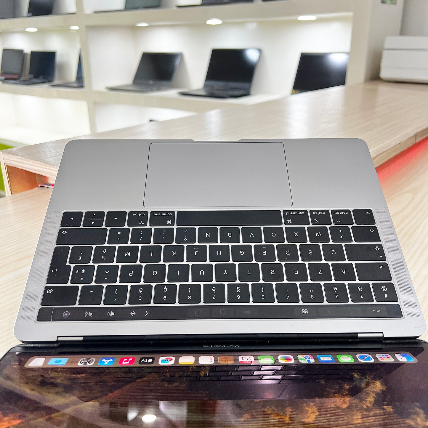 MacBook Pro année 2018 avec Touchbar - Core i5 - 08Go DDR3- 250Go SSD - 13,3" 2K 500 nits + True Tone