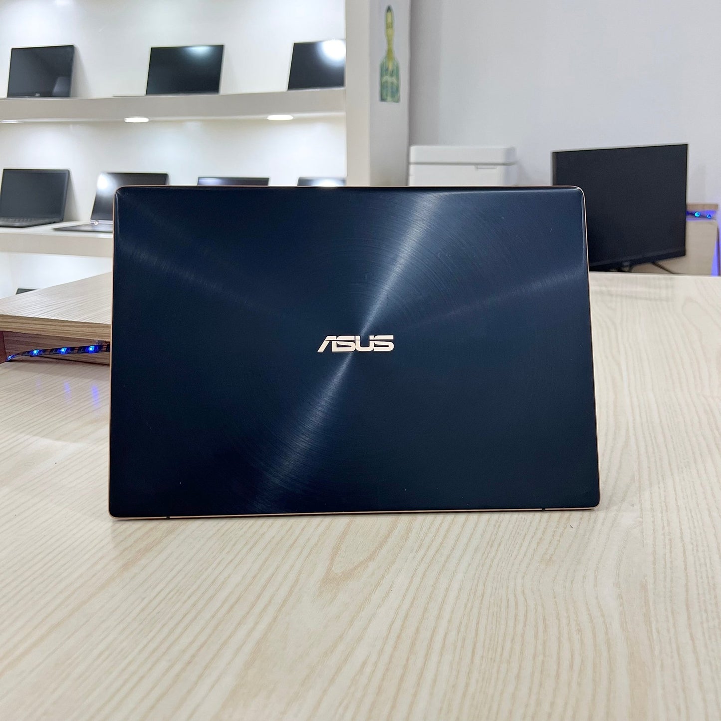 Asus Zenbook S UX391UA
 - Core i7-8ème - 256Go SSD - 16Go DDR4 - 13,3" FHD