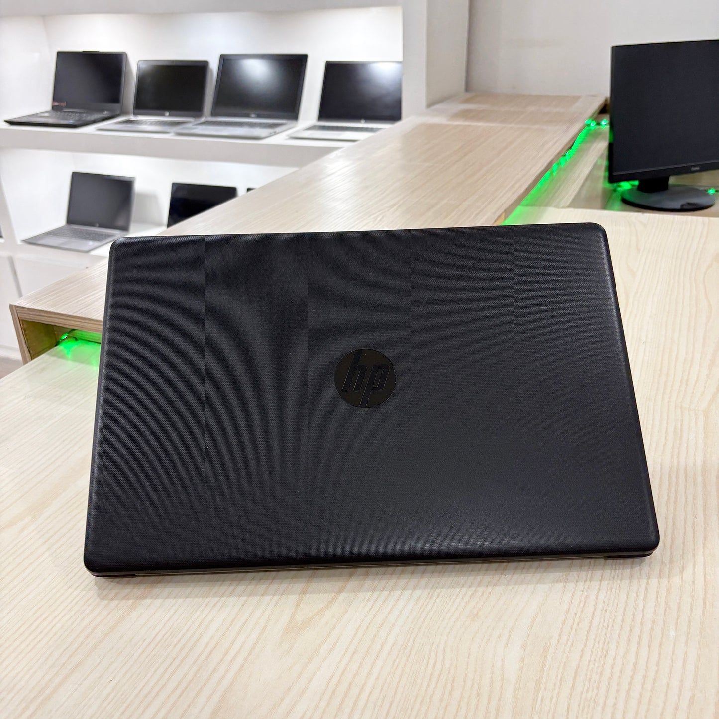 Hp Laptop 17-ca1xxx
 - Amd Ryzen 7 3700U (core i7-8ème génération)- 256Go SSD - 08Go DDR4 - 17" FHD