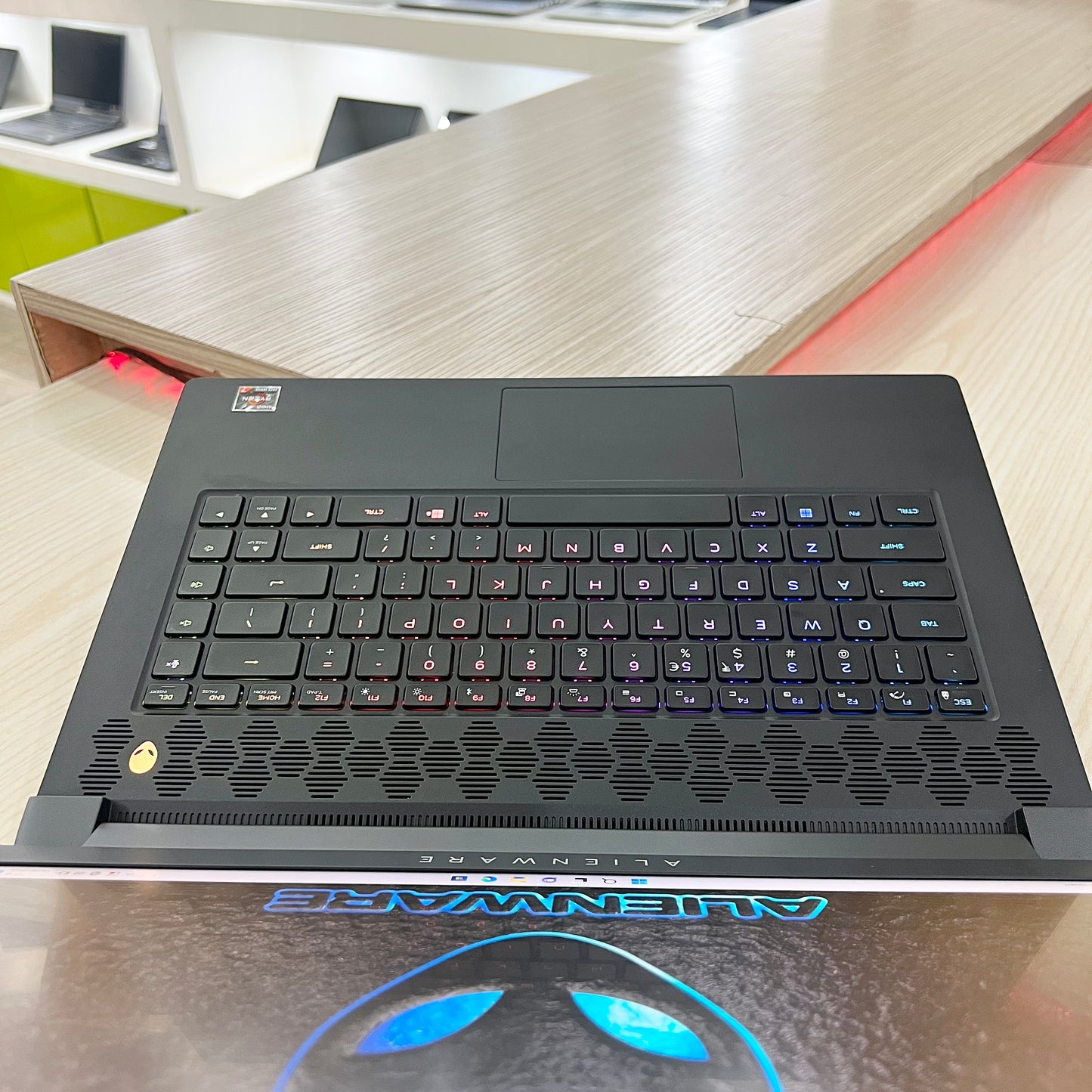 Gamer Alienware M15 R7 - Amd ryzen 7 6800H (Core i7-12ème Génération) - RTX 3060 6Go dédiée - 32Go DDR4 - 2 Téra SSD - 15,6" 240Hz