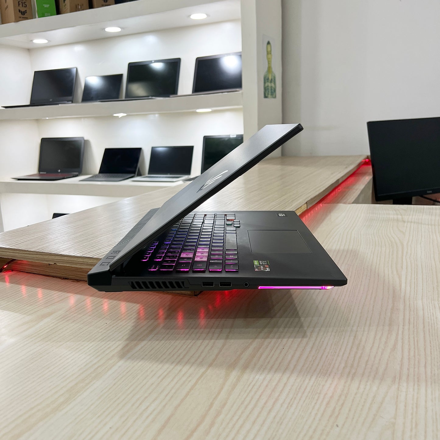 Gamer Asus Rog Strix G713IE-  Amd Ryzen 7 4800H (core i7-10ème génération) - RTX 3050 Ti 4Go dédiée - 16Go DDR4 - 512 SSD - 17,3"FHD 144Hz