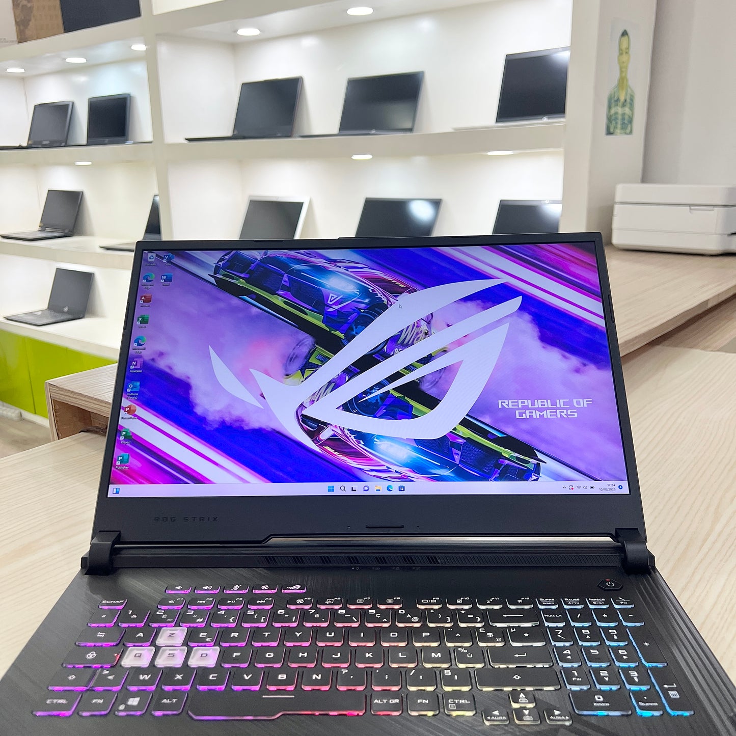 Asus Rog Strix G712LW - Core i7 10ème Génération , RTX 2070 8Go dédiée, 16Go DDR4, 512Go SSD, 17" 144Hz