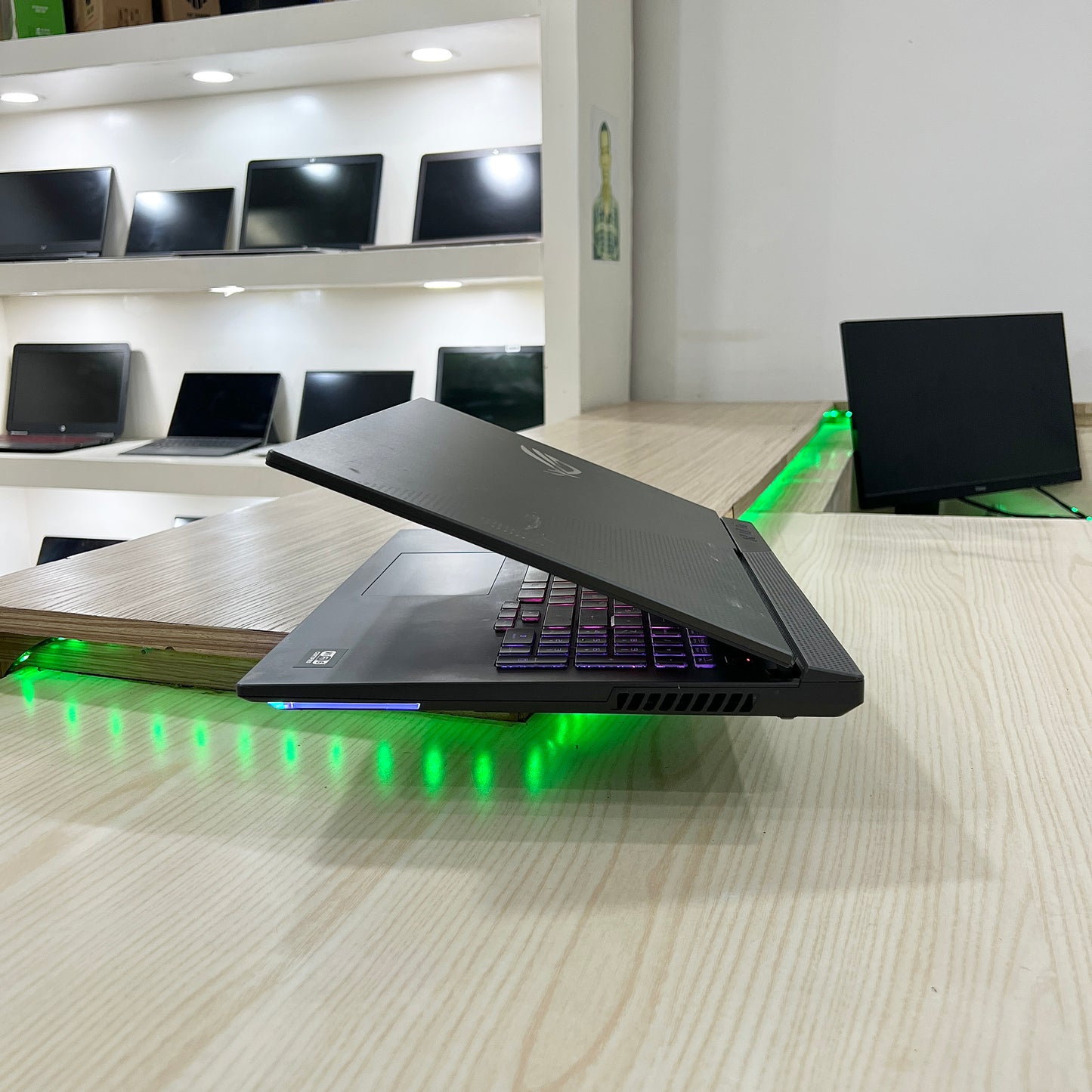 Gamer Asus Rog Strix G713IE-  Amd Ryzen 7 4800H (core i7-10ème génération) - RTX 3050 Ti 4Go dédiée - 16Go DDR4 - 512 SSD - 17,3"FHD 144Hz