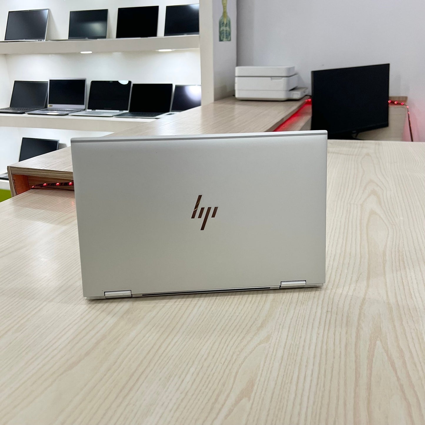 Hp Elitebook x360 1030 G7
 - Core i5-10ème - 08Go DDR4 - 512Go SSD - 13,3" FHD tactile et pliable à 360°