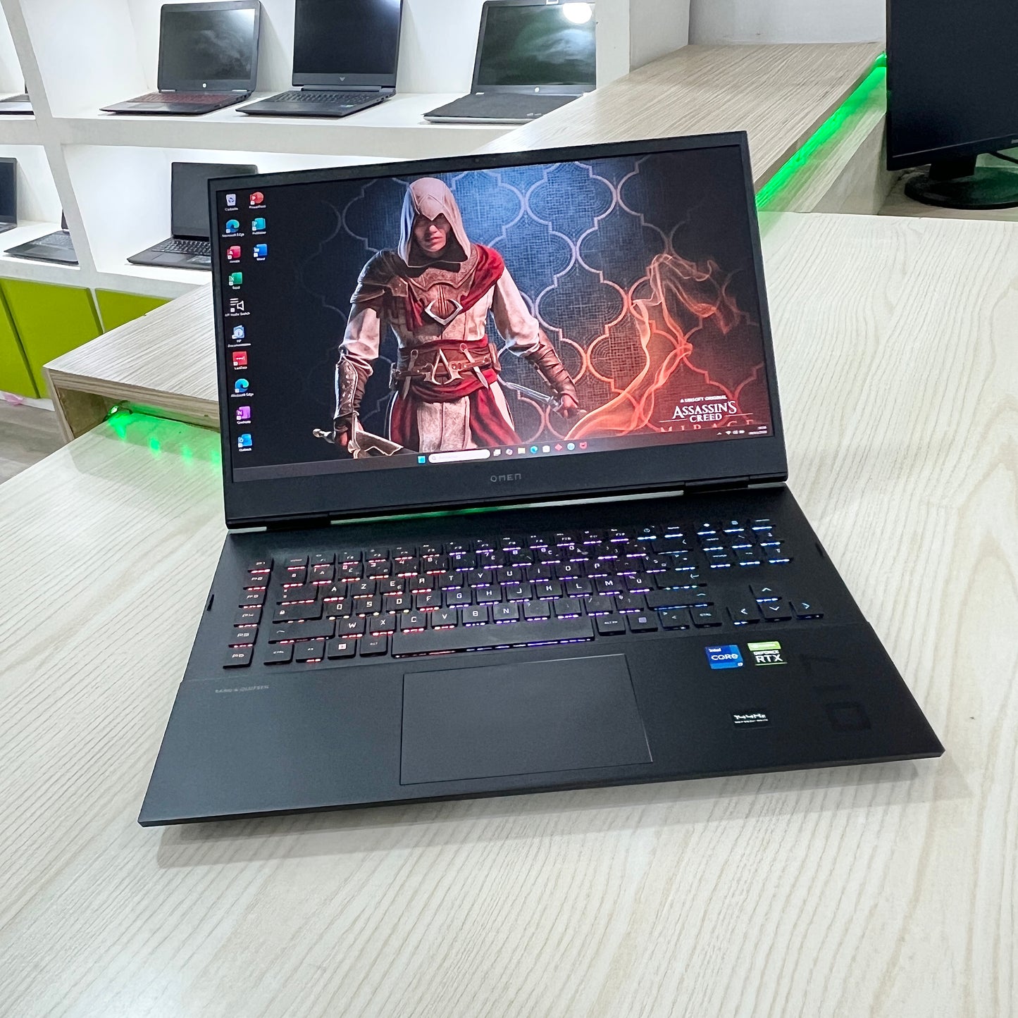 Gamer HP Omen laptop 17-cb0xxx Core i7-11ème Génération - RTX 3060 6Go dédiée - 16Go DDR4 - 1 Téra SSD - 17" 144Hz