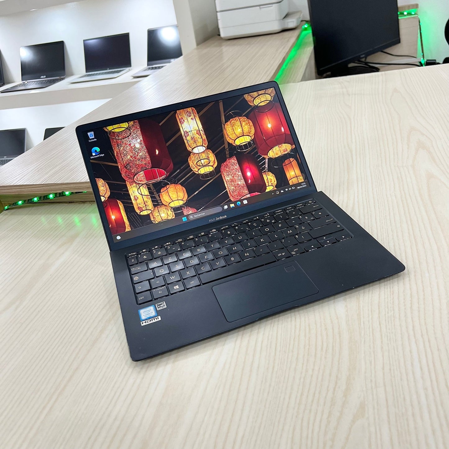 Asus Zenbook S UX391UA
 - Core i7-8ème - 256Go SSD - 16Go DDR4 - 13,3" FHD