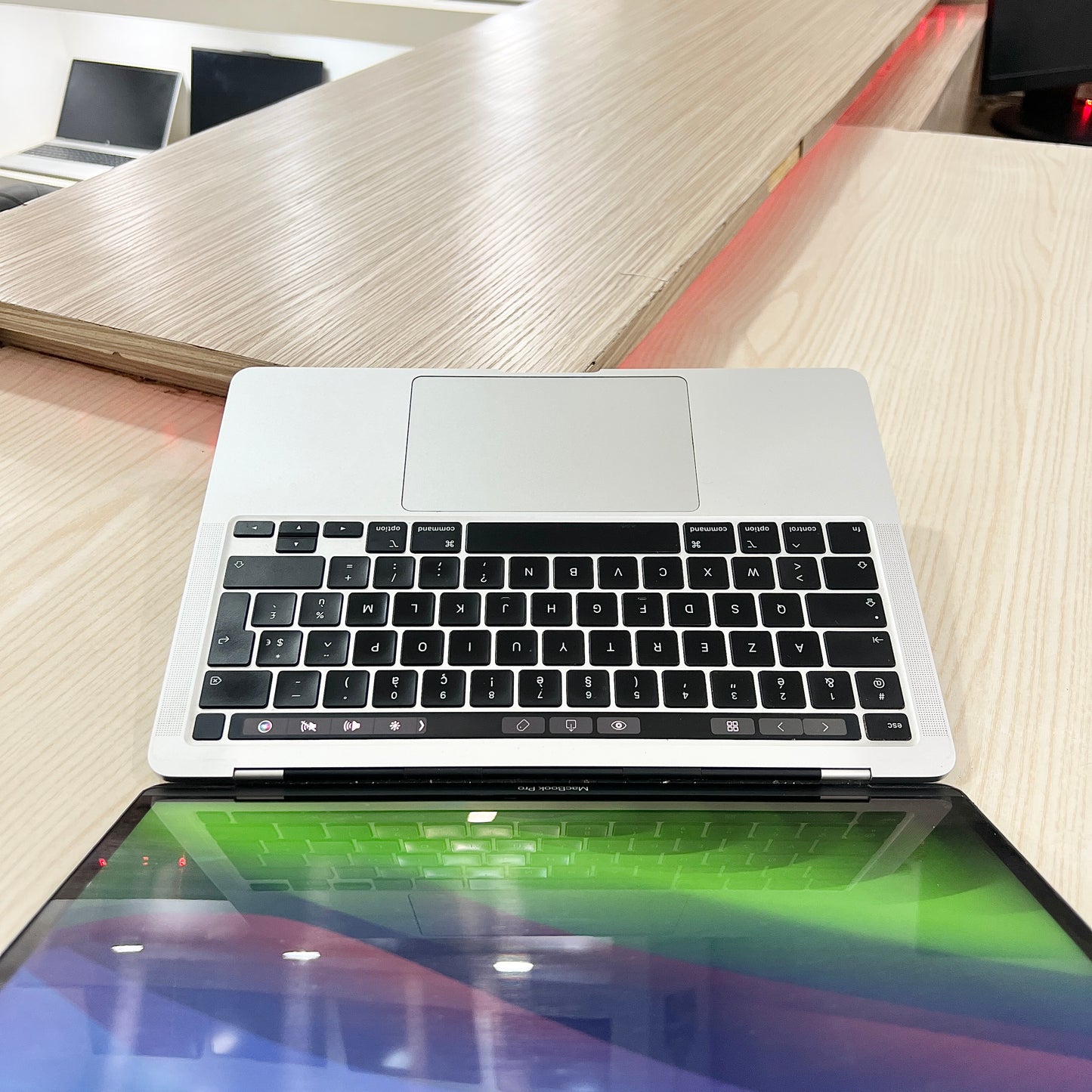 MacBook Pro année 2020 avec Touchbar - Core i5 - 08Go DDR3- 250Go SSD - 13,3" 2K 500 nits + True Tone (Copie)