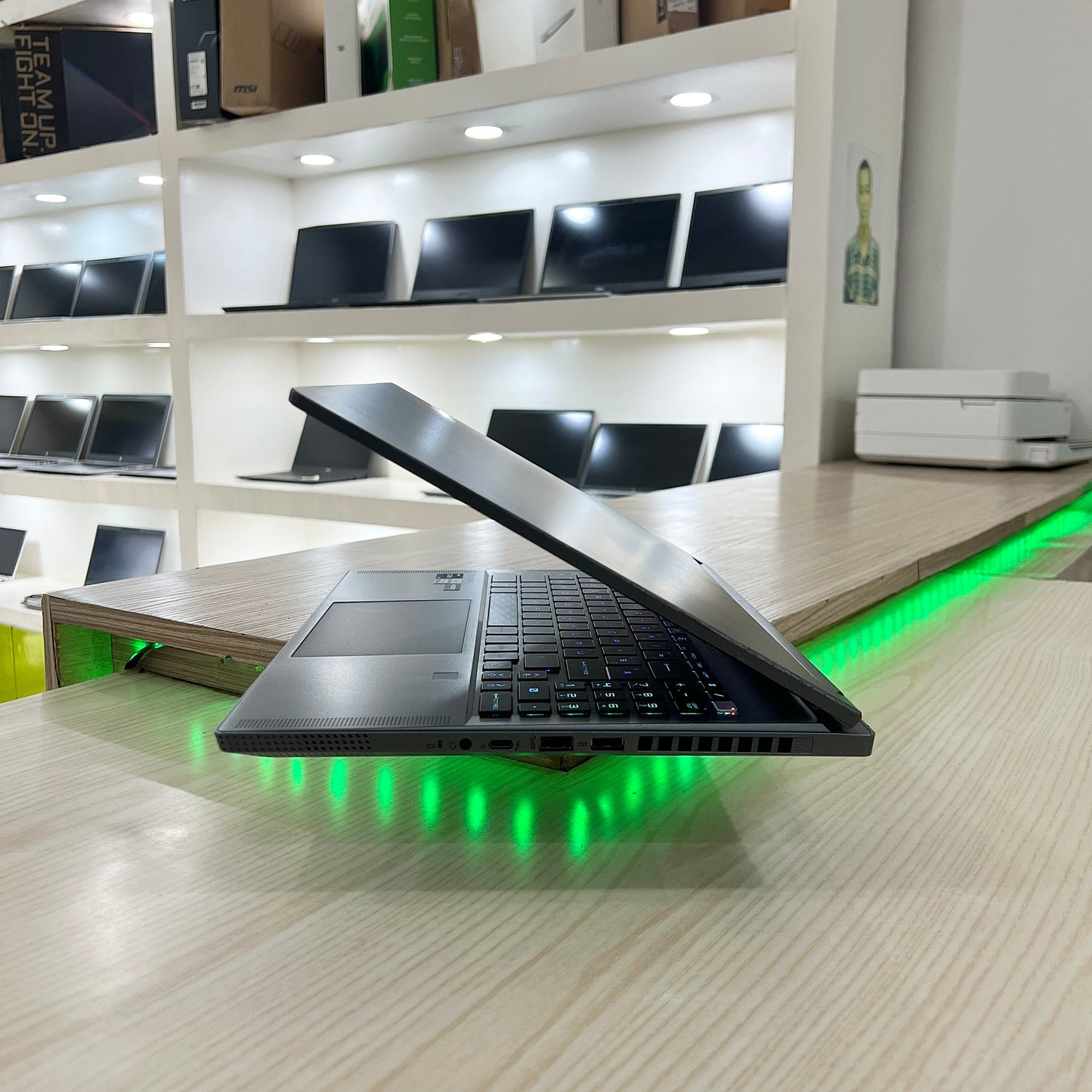 Gamer MSI Stealth 16 MercedesAMG A13VF -  Core i9-13ème Génération - RTX 4060 8Go dédiée - 32Go DDR5 - 2 Téra SSD - 16" OLED 4K