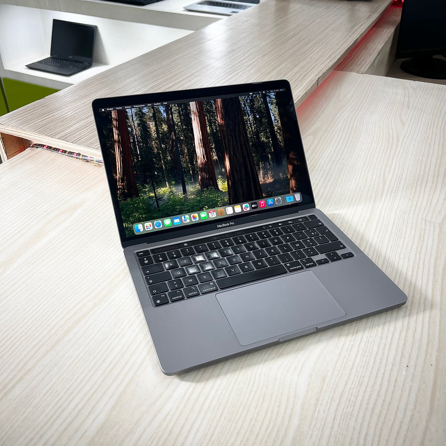 MacBook Pro année 2020 avec Touchbar - Core i5 - 08Go DDR3- 250Go SSD - 13,3" 2K 500 nits + True Tone
