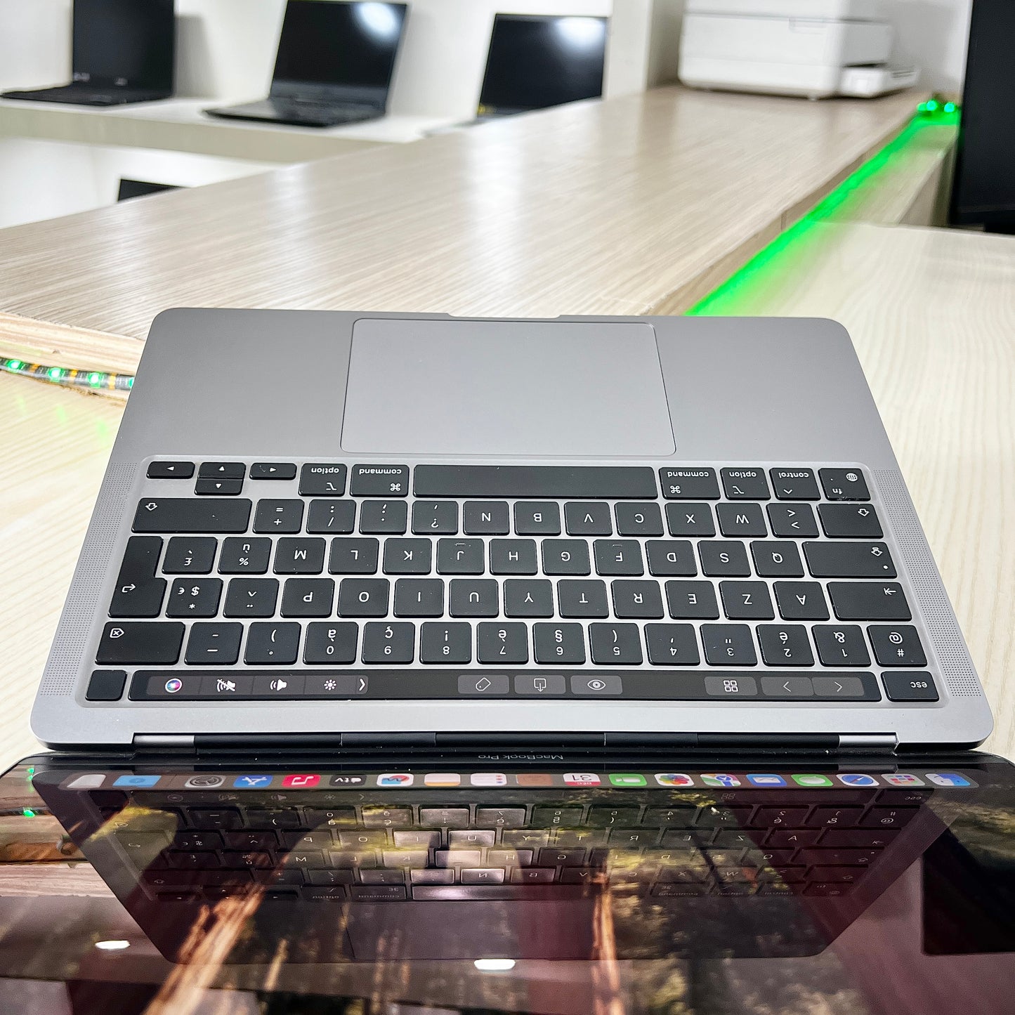 MacBook Pro année 2020 avec Touchbar - Core i5 - 08Go DDR3- 250Go SSD - 13,3" 2K 500 nits + True Tone