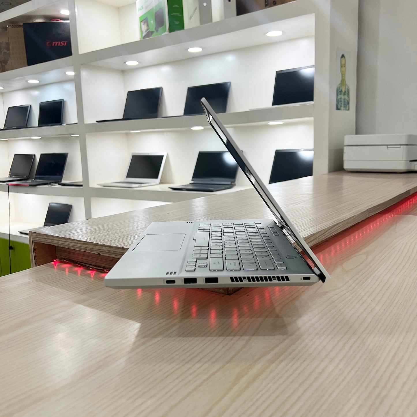 Gamer Asus Rog Zephyrus G14 GA401IV Amd Ryzen 9 4900HS (Core i9 10ème) Gén, RTX 2060 6Go dédiée, 16Go DDR4, 1 téra SSD, 14" 120Hz