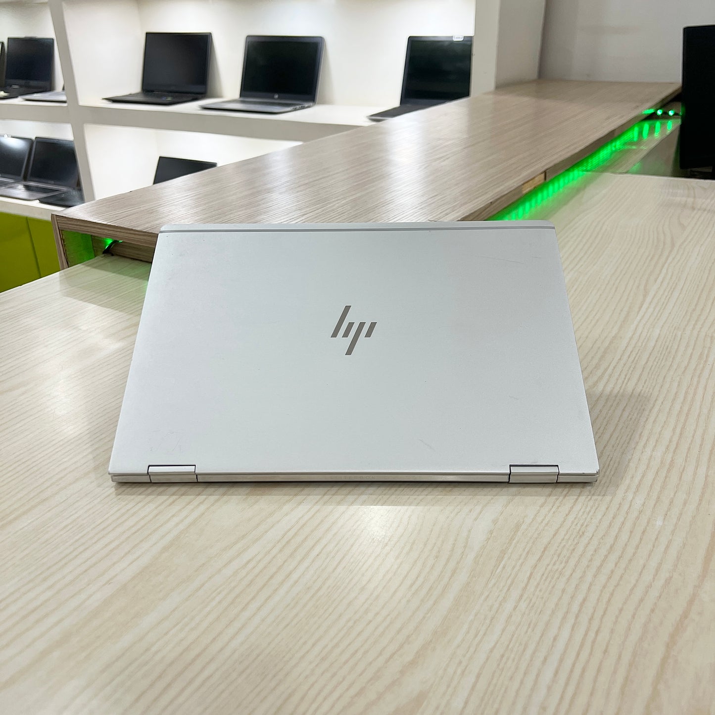 HP EliteBook x360 1030 G2 - Core i5-7ème - 08Go DDR4 - 512Go SSD - 13,3" FHD Tactile & pliable à 360°