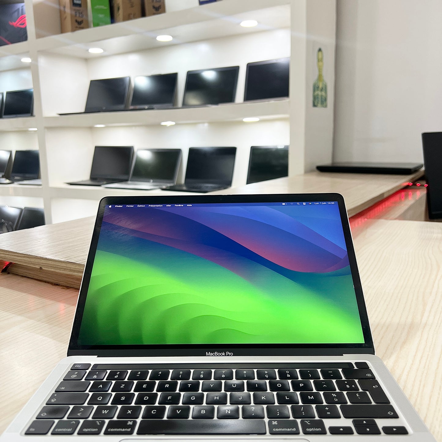 MacBook Pro année 2020 avec Touchbar - Core i5 - 08Go DDR3- 250Go SSD - 13,3" 2K 500 nits + True Tone (Copie)