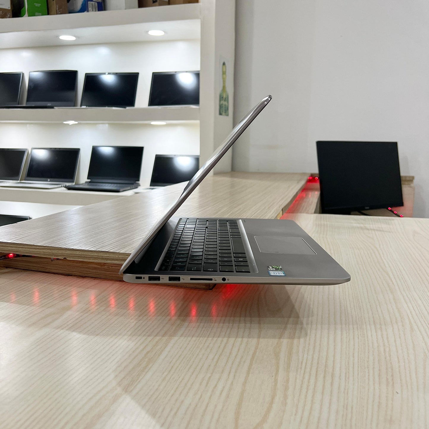 Mini Gamer asus UX510UXK-  Core i7-7ème Génération - GeForce MX950 2Go dédiée - 08Go DDR4 - 128Go SSD & 1 Téra HDD - 15,6" FHD