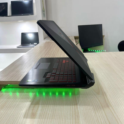 Gamer HP OMEN 17-an0xx - Core i7-7ème génération - NVIDIA GeForce GTX 1070 8Go dédiée - 16Go DDR4 - 256Go SSD & 1 Téra HDD - 17" FHD