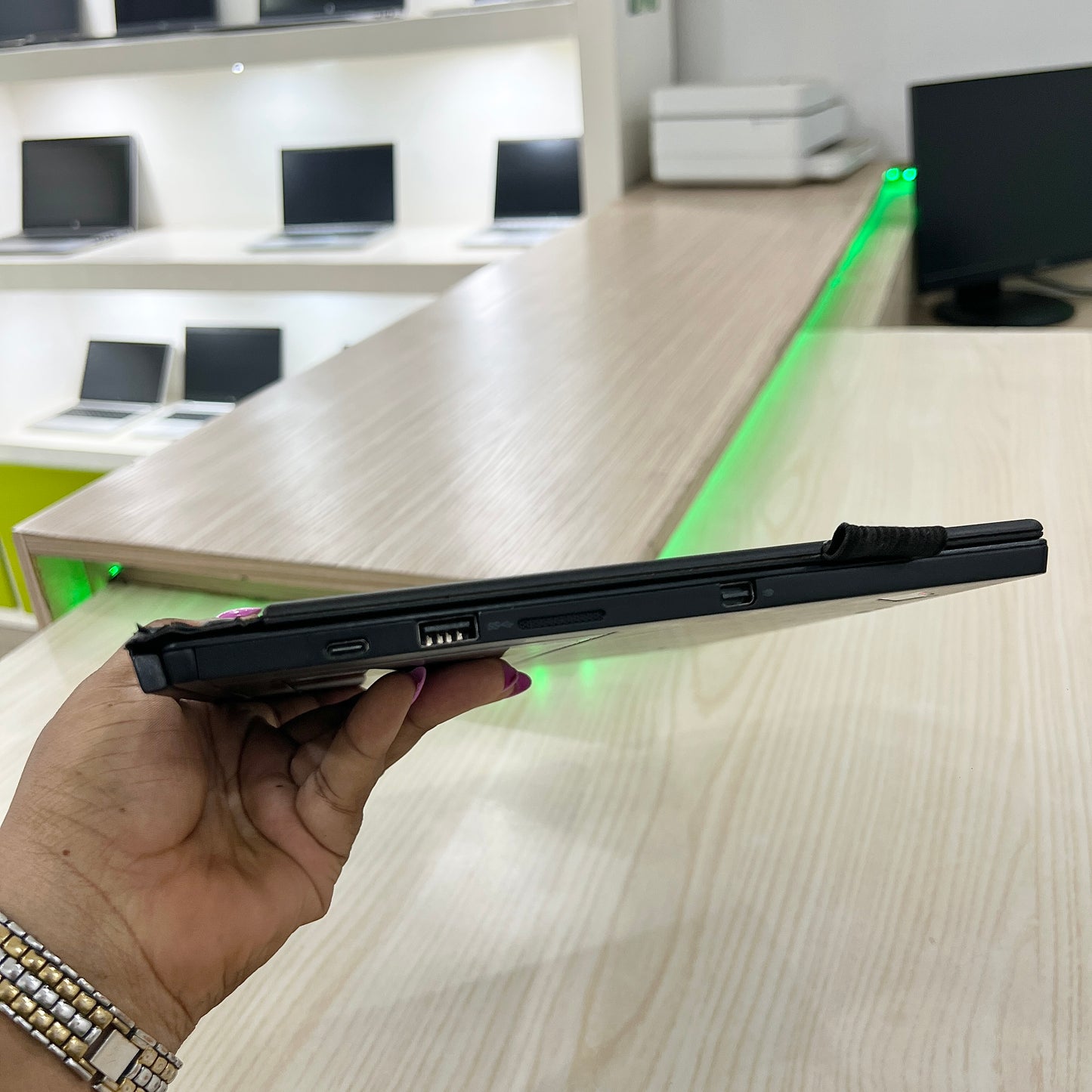 Lenovo Thinkpad 20JCS0H300- Intel core i5-7Y57 - 08Go DDR4 - 256Go SSD - 13,3" 2k tactile & détachable