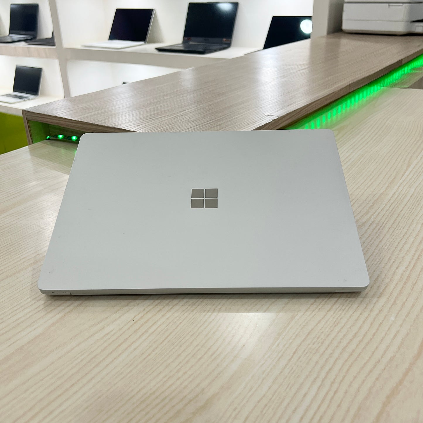 Microsoft Surface laptop- core i5-7ème - 08Go DDR4 - 256Go SSD - 13,5" tactile