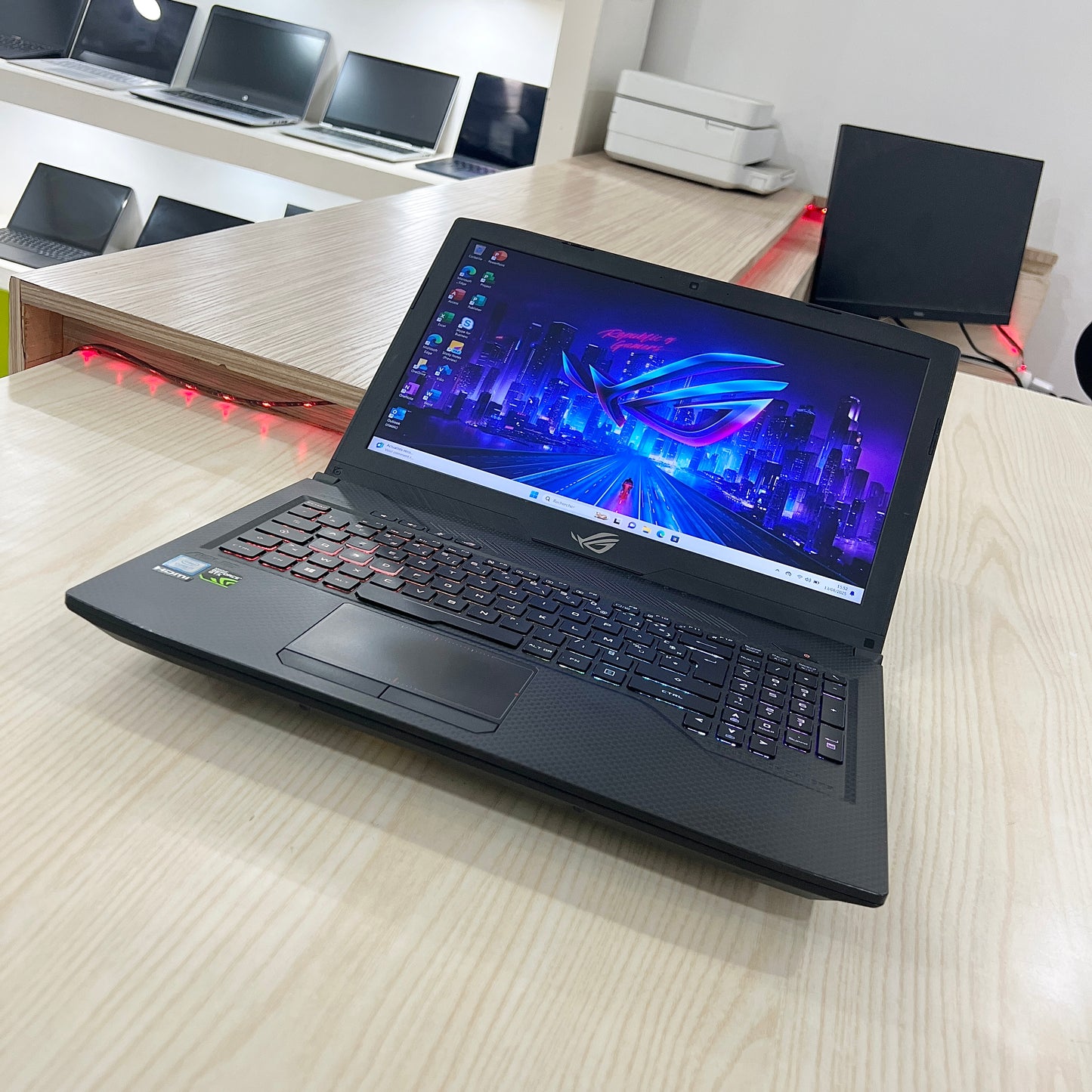 Gamer Asus Rog strix GL503VS  -  Core i7-7ème Génération - GTX 1070 8Go dédiée - 16Go DDR4 - 256Go SSD & 1 Téra HDD - 15,6" 144Hz