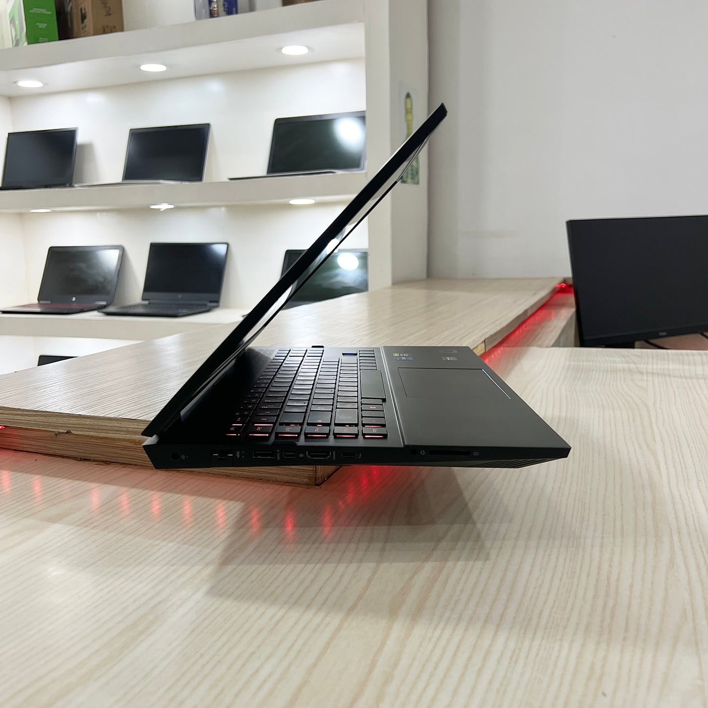Gamer HP Omen laptop 17-cb0xxx Core i7-11ème Génération - RTX 3060 6Go dédiée - 16Go DDR4 - 1 Téra SSD - 17" 144Hz