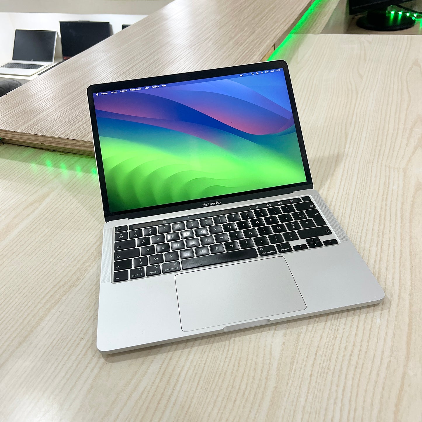 MacBook Pro année 2020 avec Touchbar - Core i5 - 08Go DDR3- 250Go SSD - 13,3" 2K 500 nits + True Tone (Copie)