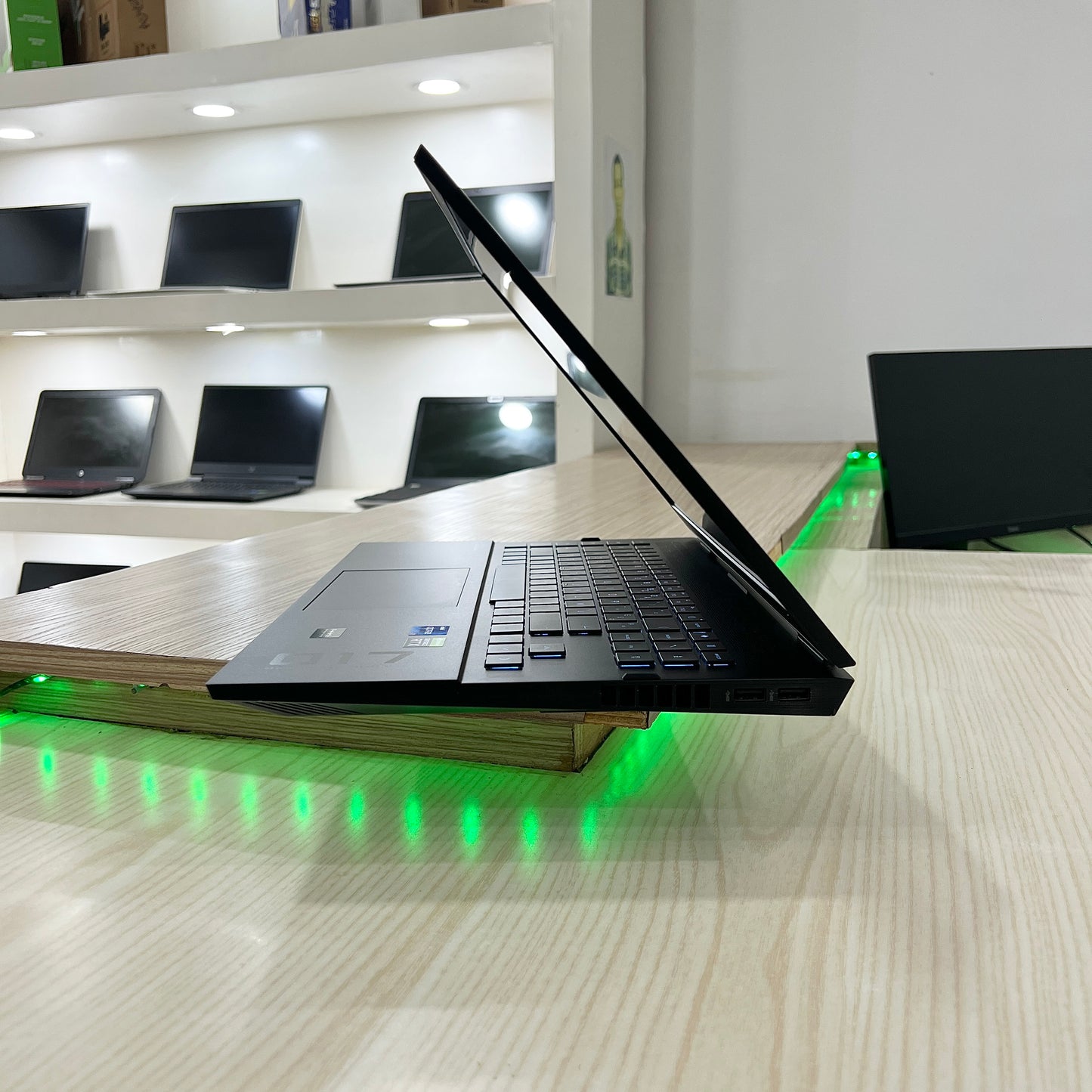 Gamer HP Omen laptop 17-cb0xxx Core i7-11ème Génération - RTX 3060 6Go dédiée - 16Go DDR4 - 1 Téra SSD - 17" 144Hz