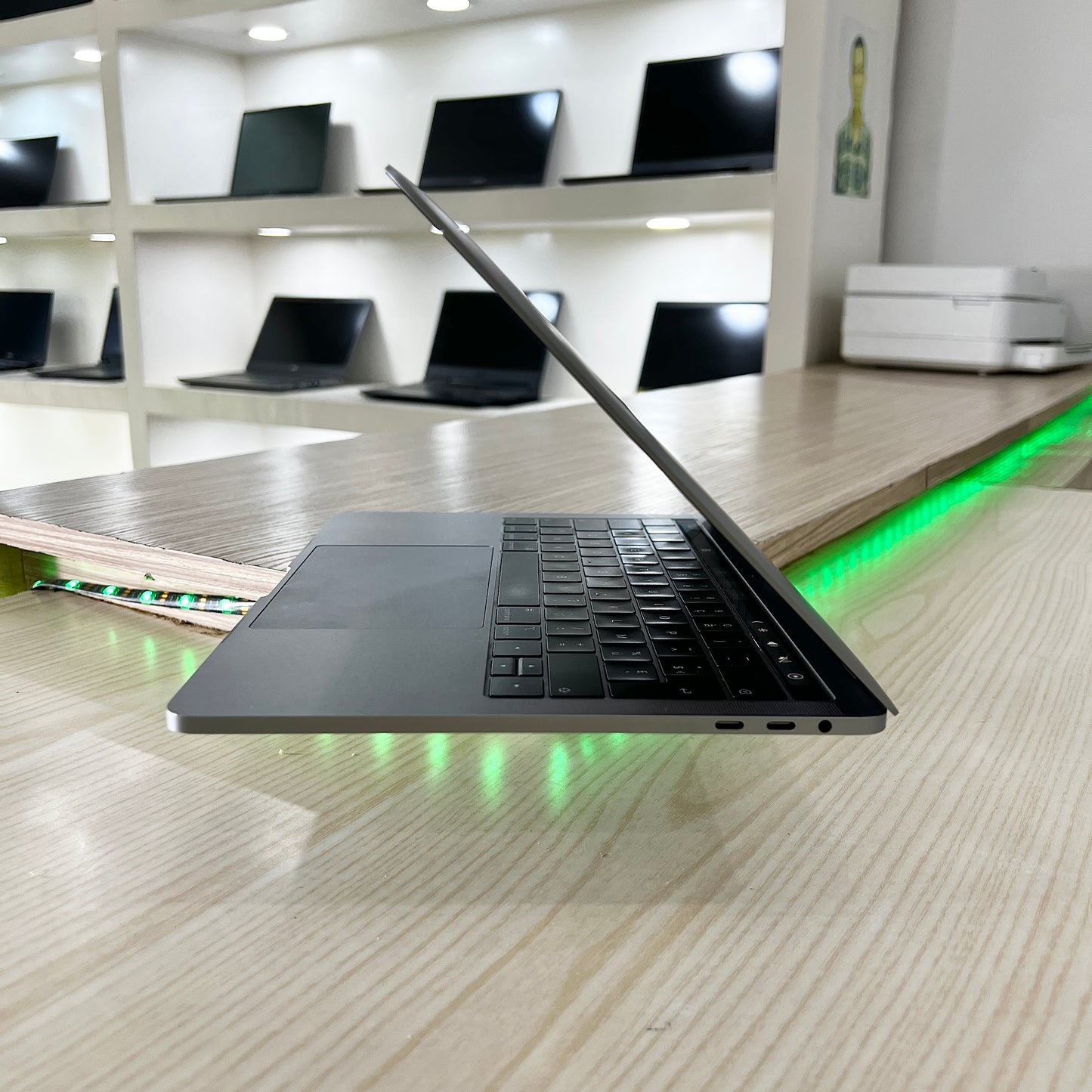 MacBook Pro année 2018 avec Touchbar - Core i5 - 08Go DDR3- 250Go SSD - 13,3" 2K 500 nits + True Tone