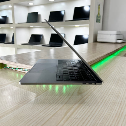 MacBook Pro année 2018 avec Touchbar - Core i5 - 08Go DDR3- 250Go SSD - 13,3" 2K 500 nits + True Tone