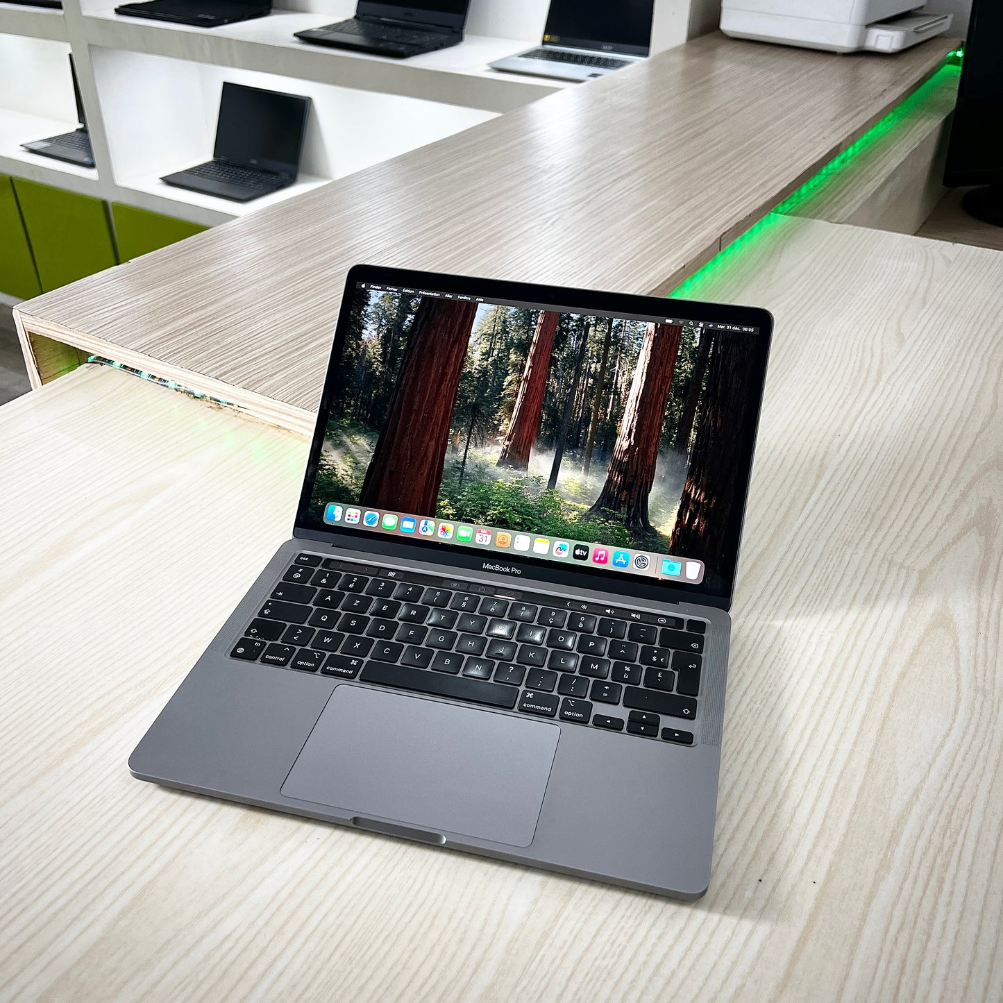 MacBook Pro année 2020 avec Touchbar - Core i5 - 08Go DDR3- 250Go SSD - 13,3" 2K 500 nits + True Tone