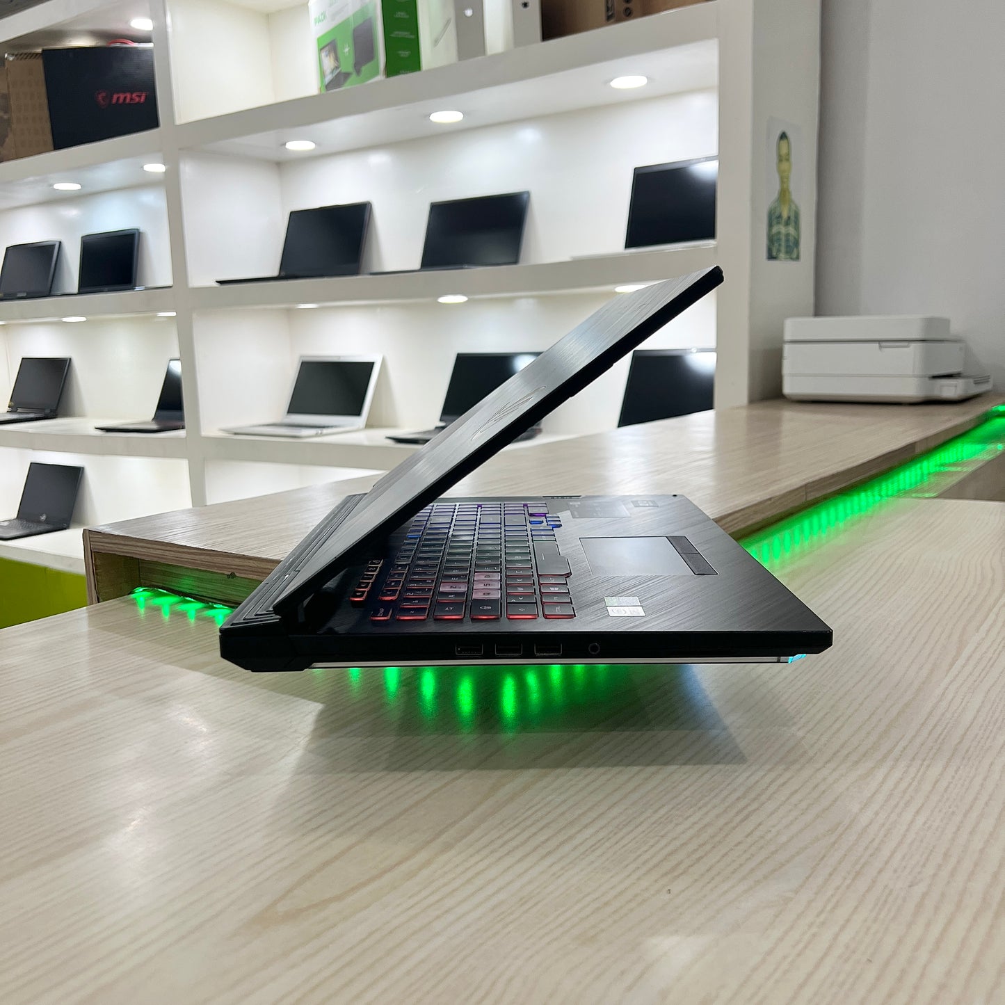 Asus Rog Strix G712LW - Core i7 10ème Génération , RTX 2070 8Go dédiée, 16Go DDR4, 512Go SSD, 17" 144Hz