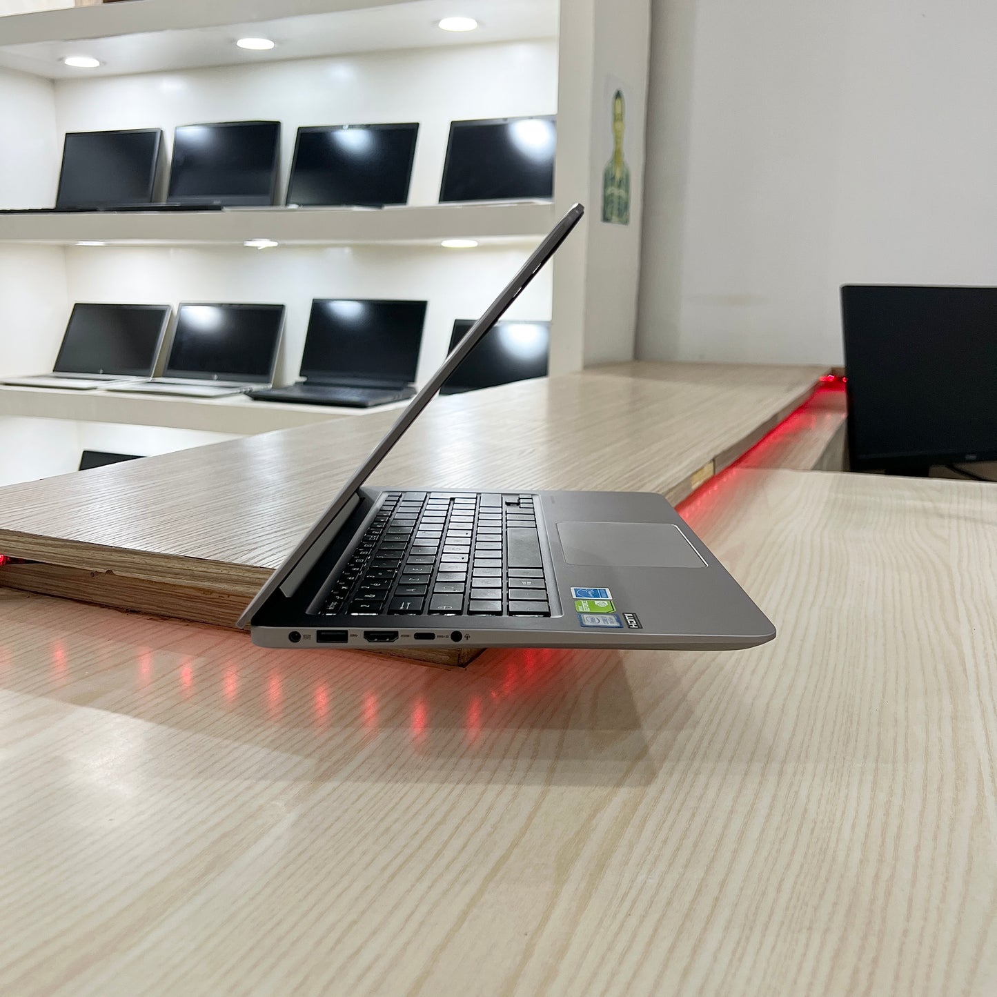 Mini Gamer Asus Zenbook 14-  Core i7-8ème Génération - GeForce MX130 2Go dédiée - 08Go DDR4 - 128Go SSD & 1 Téra HDD - 14" FHD