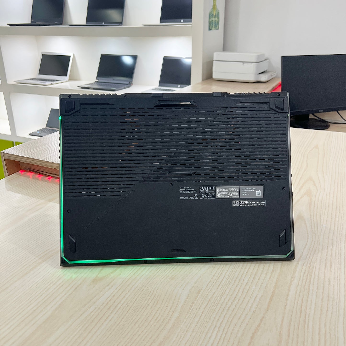 Asus Rog Strix G712LW - Core i7 10ème Génération , RTX 2070 8Go dédiée, 16Go DDR4, 512Go SSD, 17" 144Hz