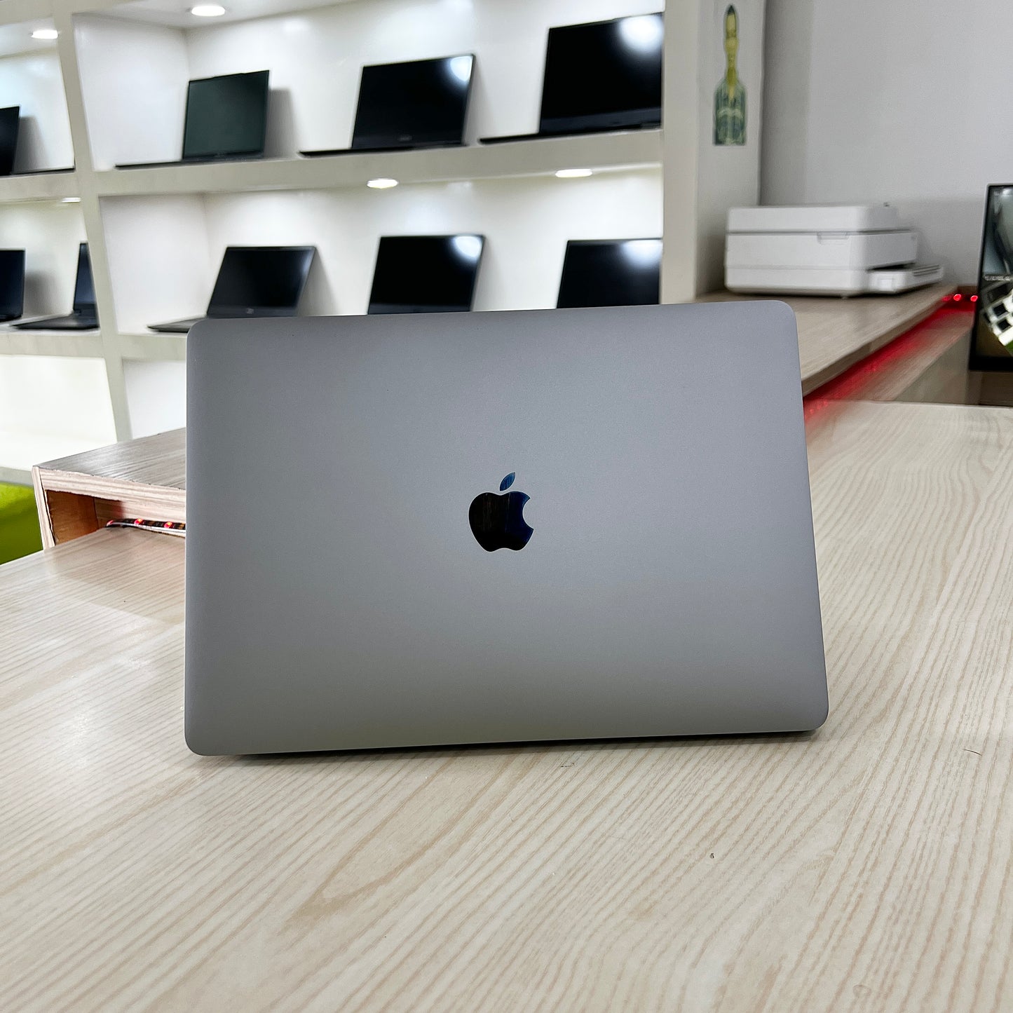 MacBook Pro année 2018 avec Touchbar - Core i5 - 08Go DDR3- 250Go SSD - 13,3" 2K 500 nits + True Tone