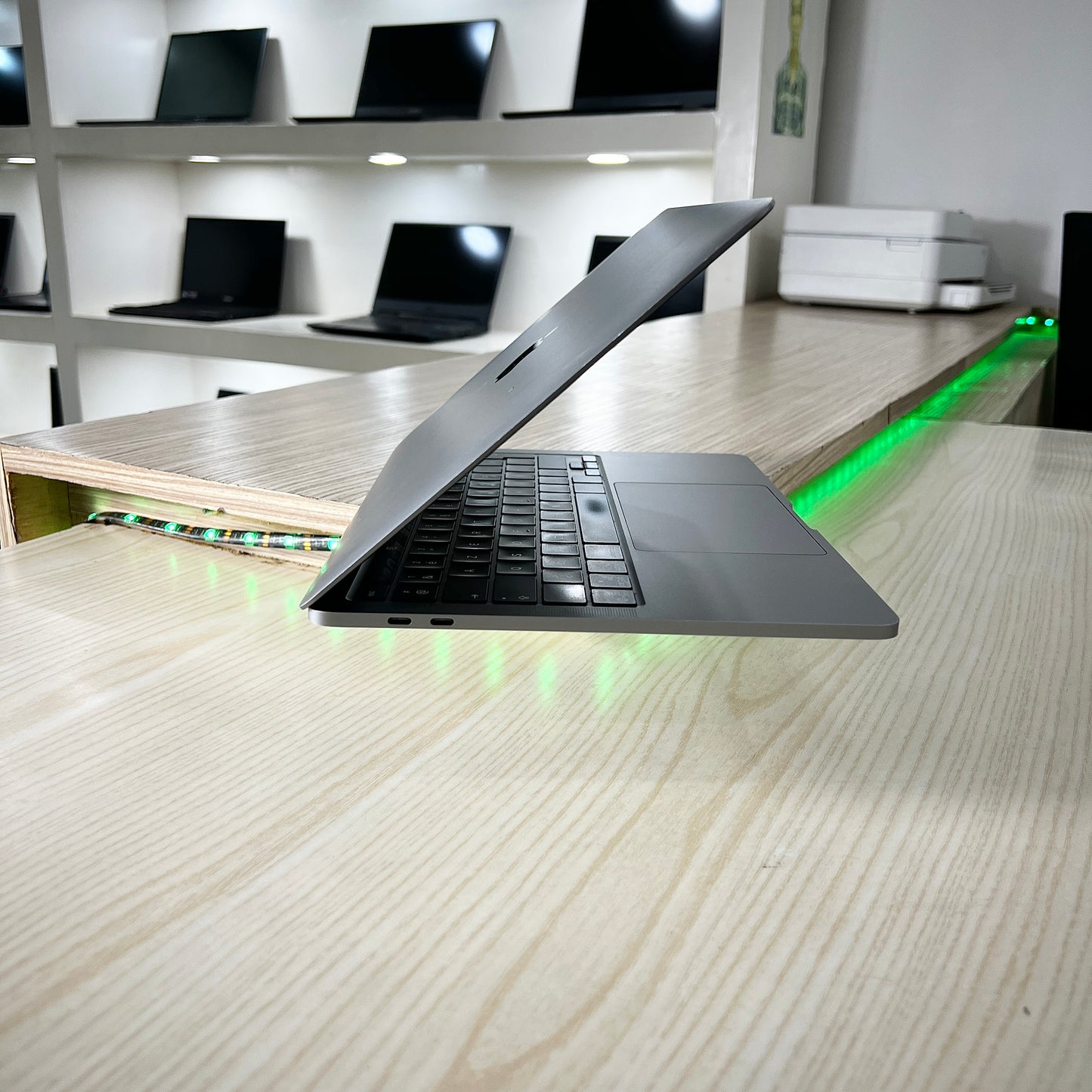 MacBook Pro année 2020 avec Touchbar - Core i5 - 08Go DDR3- 250Go SSD - 13,3" 2K 500 nits + True Tone