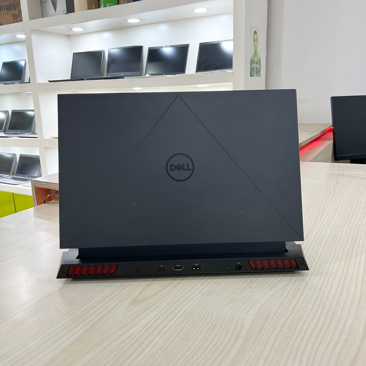 Gamer Dell G15 5530 - Core i7-13ème Génération - RTX 4060 8Go dédiée - 16Go DDR4 - 1 Téra SSD - 15,6" 240Hz