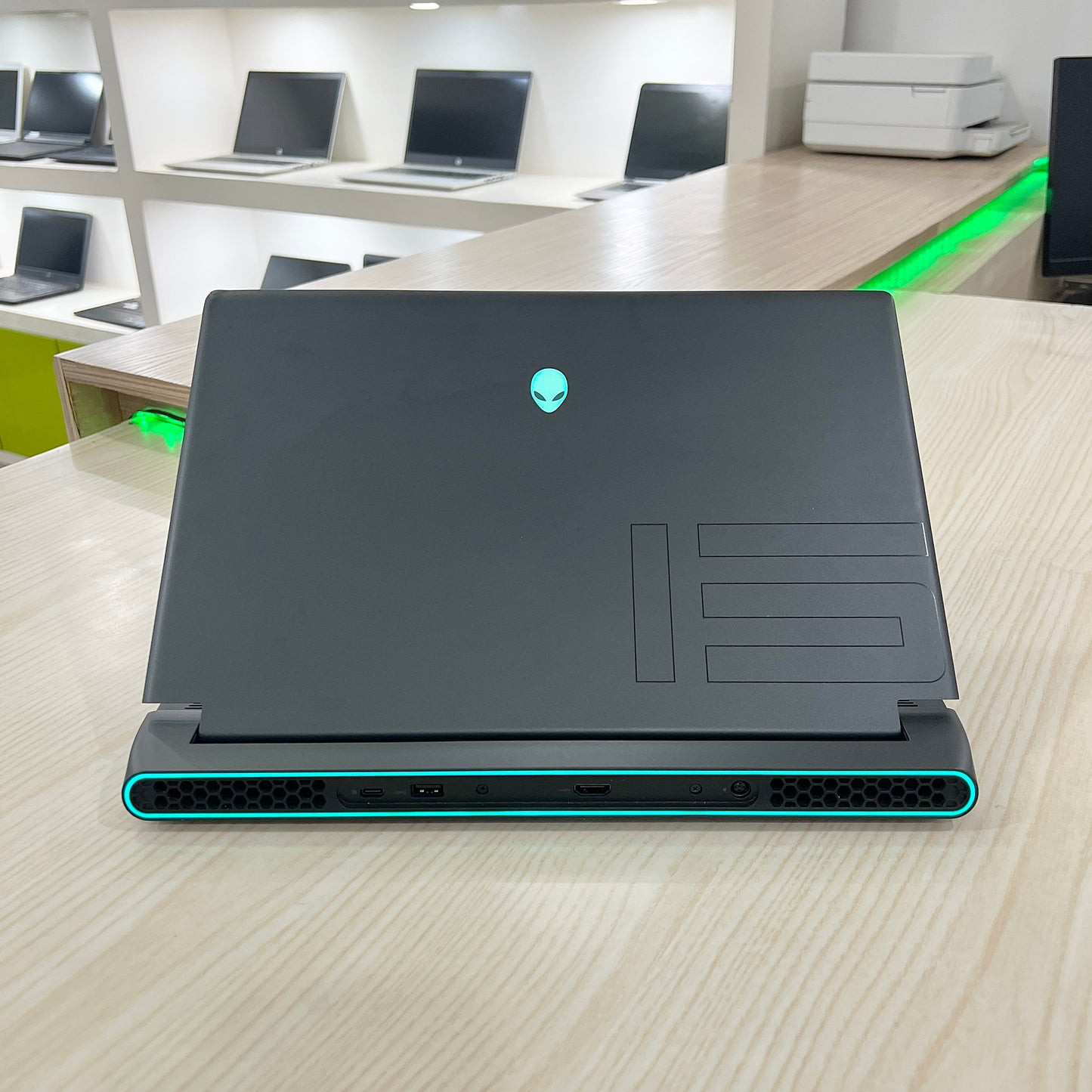 Gamer Alienware M15 R7 - Amd ryzen 7 6800H (Core i7-12ème Génération) - RTX 3060 6Go dédiée - 32Go DDR5 - 2 Téra SSD - 15,6" QHD 240Hz